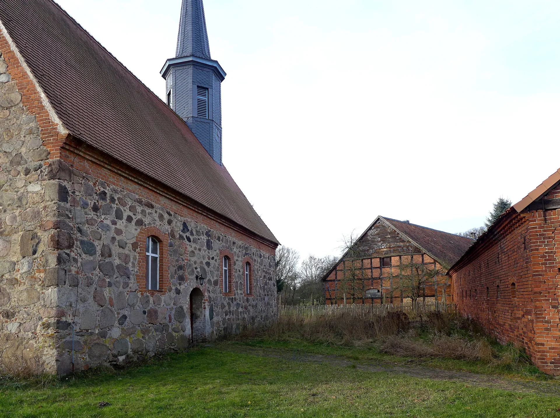 Photo showing: Feldsteinkirche aus dem Jahre 1852 in Seebenau, Altmarkkreis Salzwedel. Die Kirche ist heute namenlos, die Bevölkerung will sich nicht mehr an den Namen erinnern. Äußerlich ist die Kirche in sehr gutem Allgemeinzustand, allerdings für die Bevölkerung nicht mehr zugänglich. Der Friedhof um die Kirche herum wurde eingeebnet.