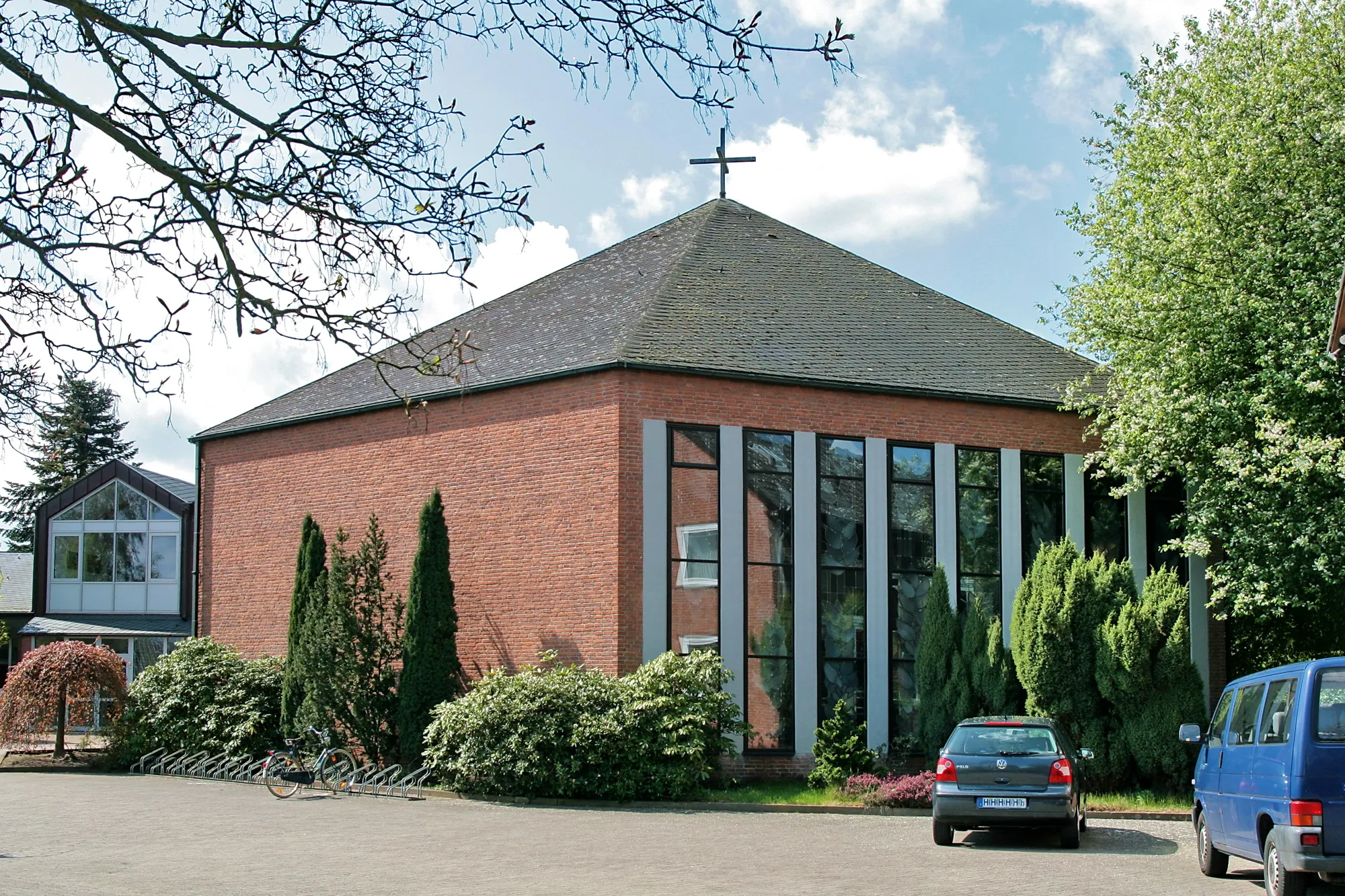 Photo showing: Kath. Kirche St. Paulus, Burgwedel, Region Hannover