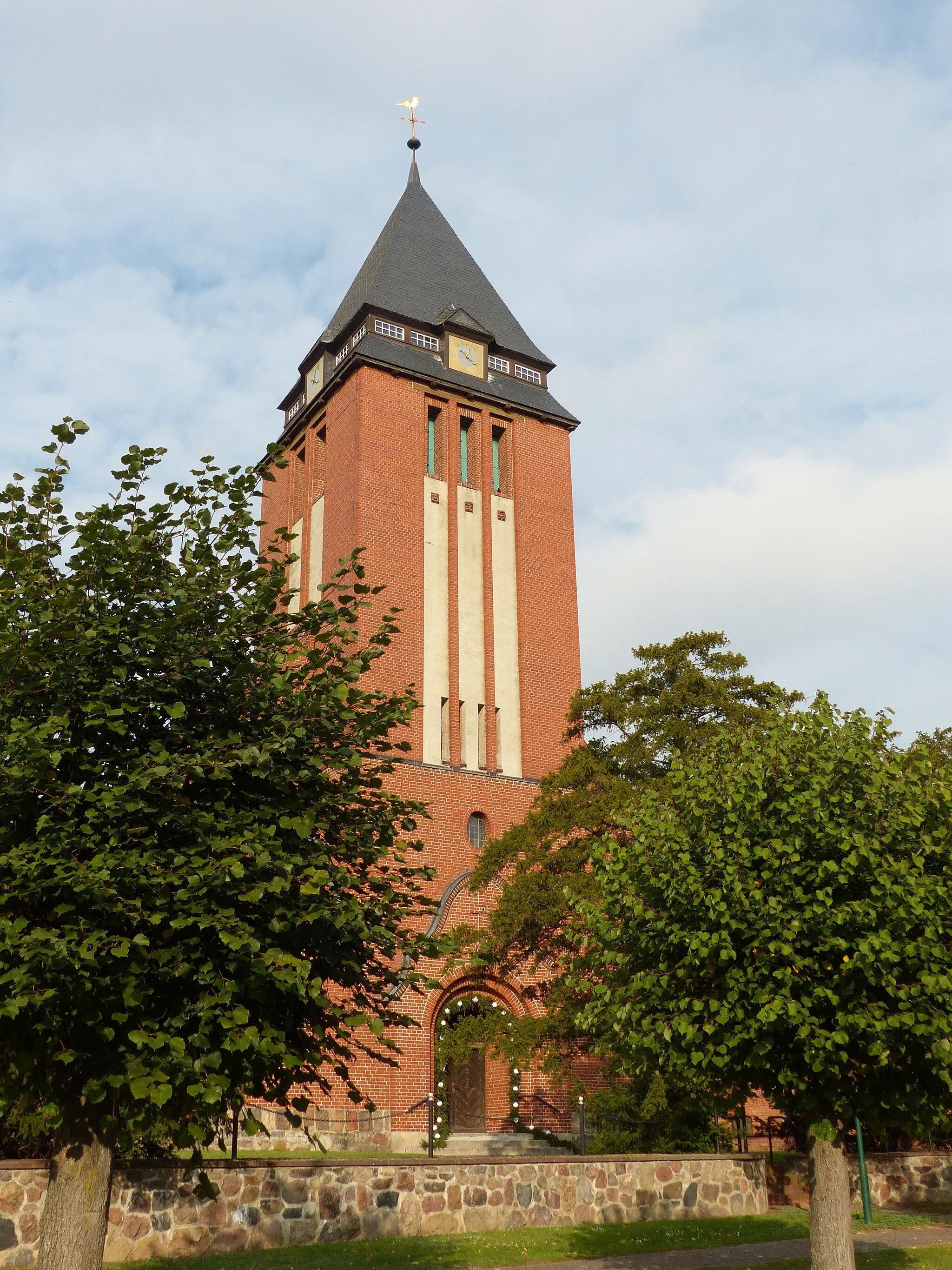 Photo showing: Expressionistische Dorfkirche in Lagendorf, Turm mit Portal