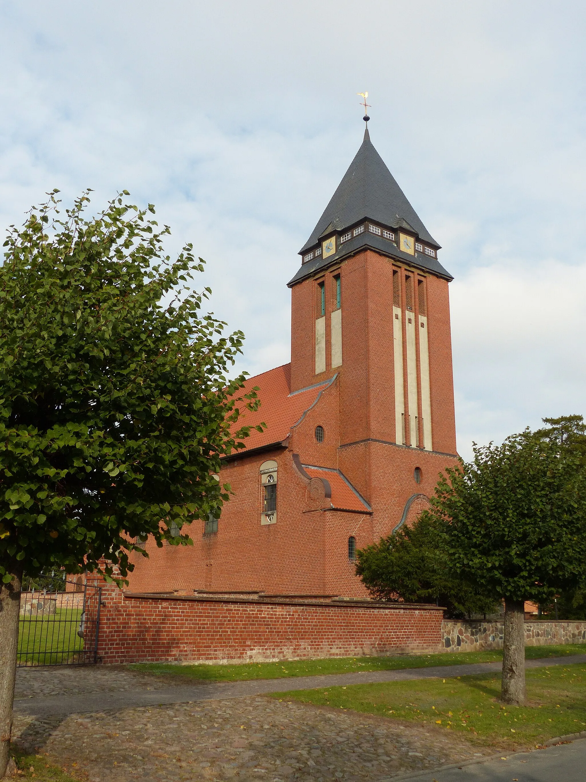 Photo showing: Expressionistische Dorfkirche in Lagendorf von SW