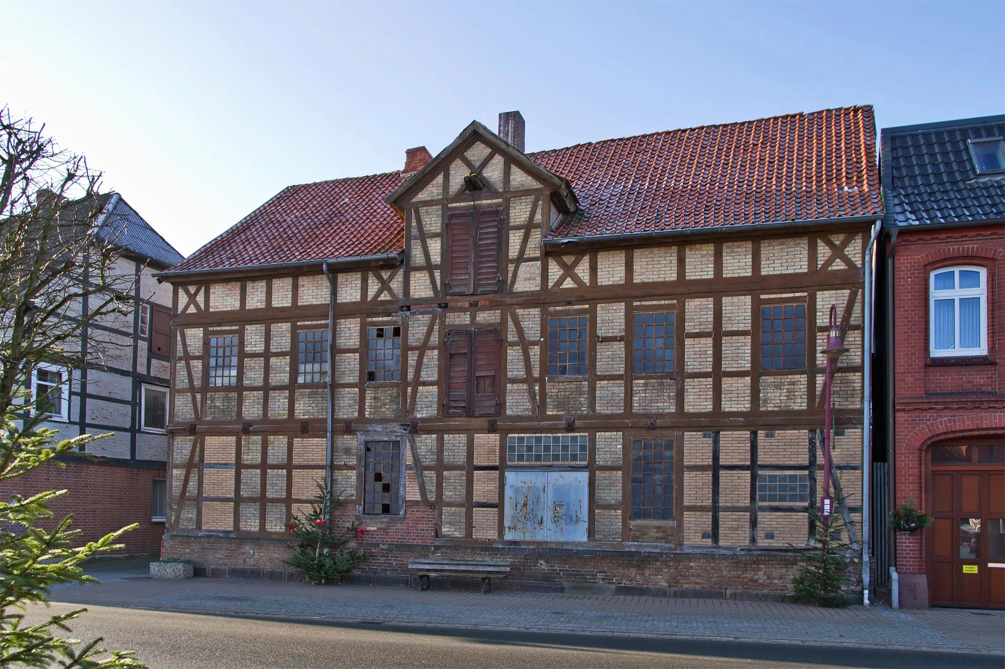 Photo showing: Old storage (?) building between Lange Strasse 9 and 10 in Clenze (district Lüchow-Dannenberg, northern Germany); part of the cultural heritage monument "Lange Strasse".