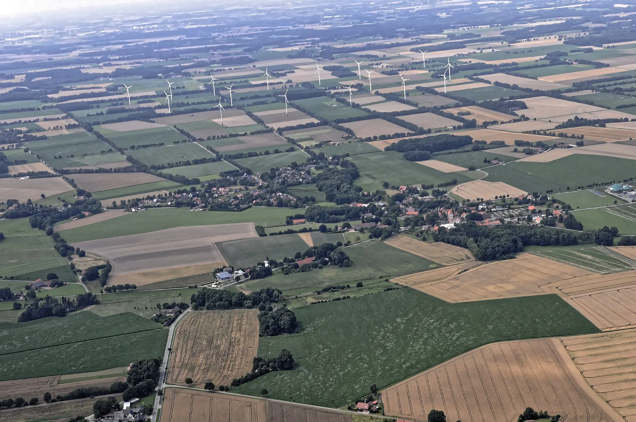 Photo showing: Bilder vom Flug Nordholz-Hammelburg 2015: Sudwalde, Blick von Osten.