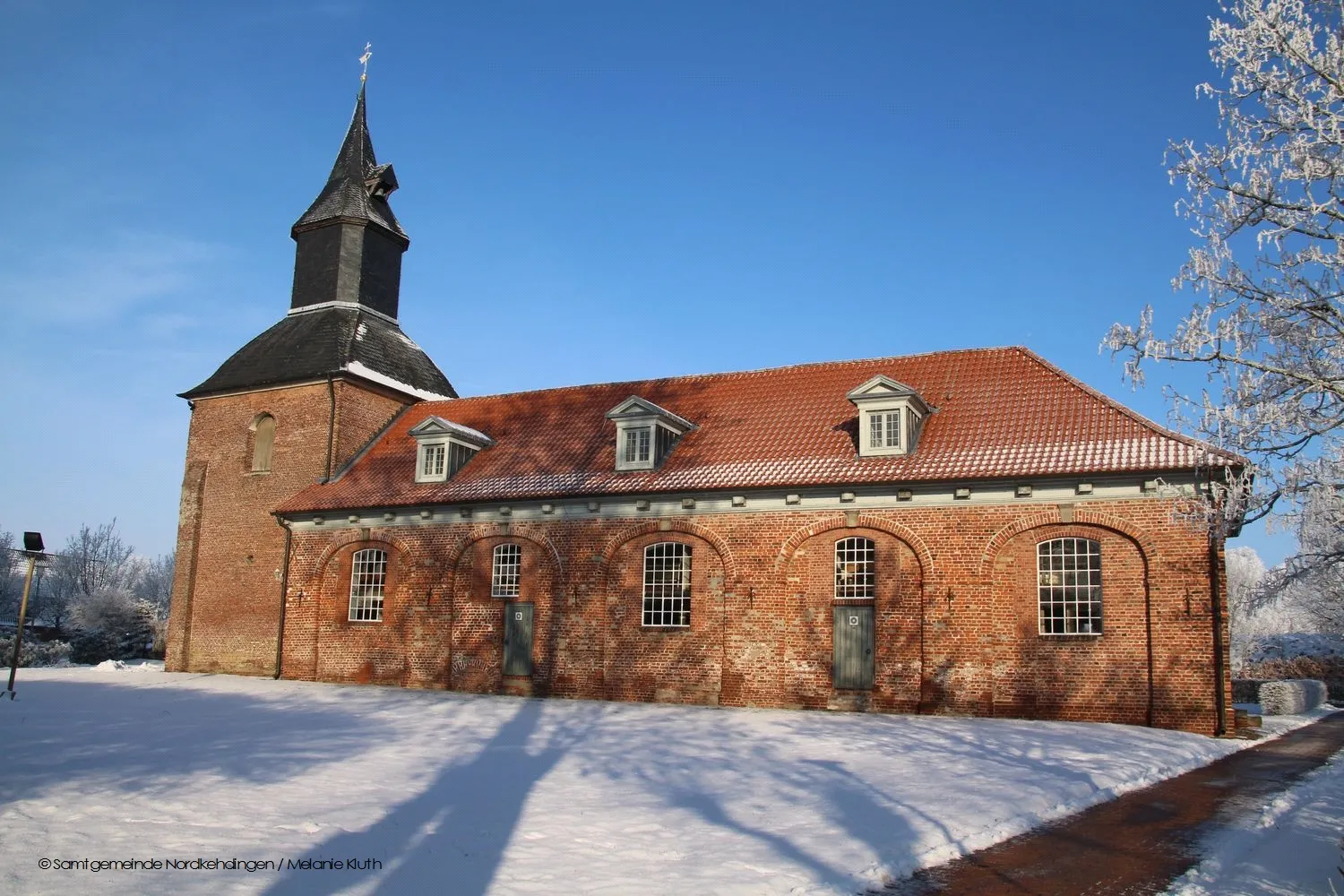 Photo showing: View of the church in Krummendeich in Nordkehdingen.