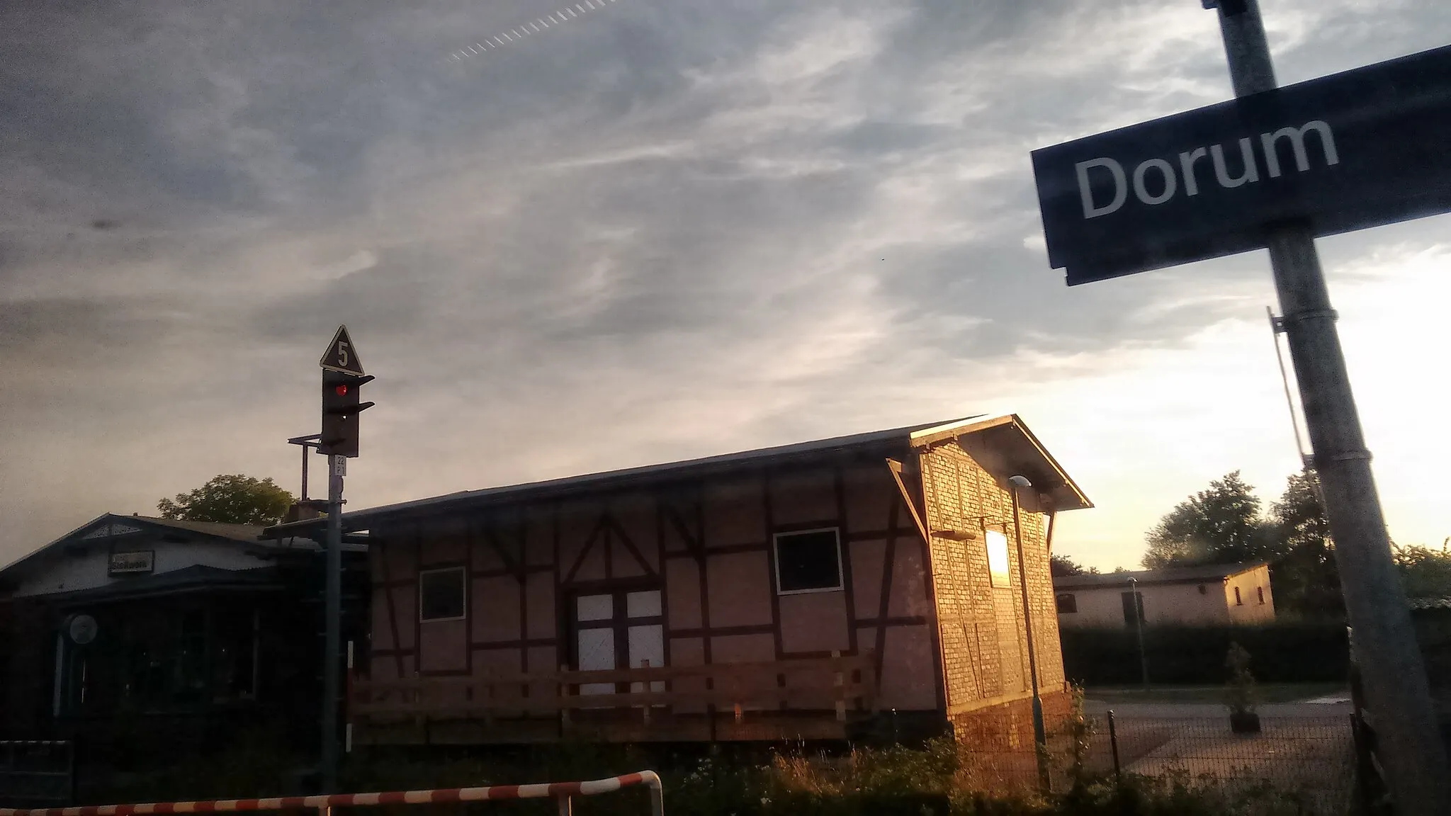 Photo showing: Bahnhofsschild Dorum.