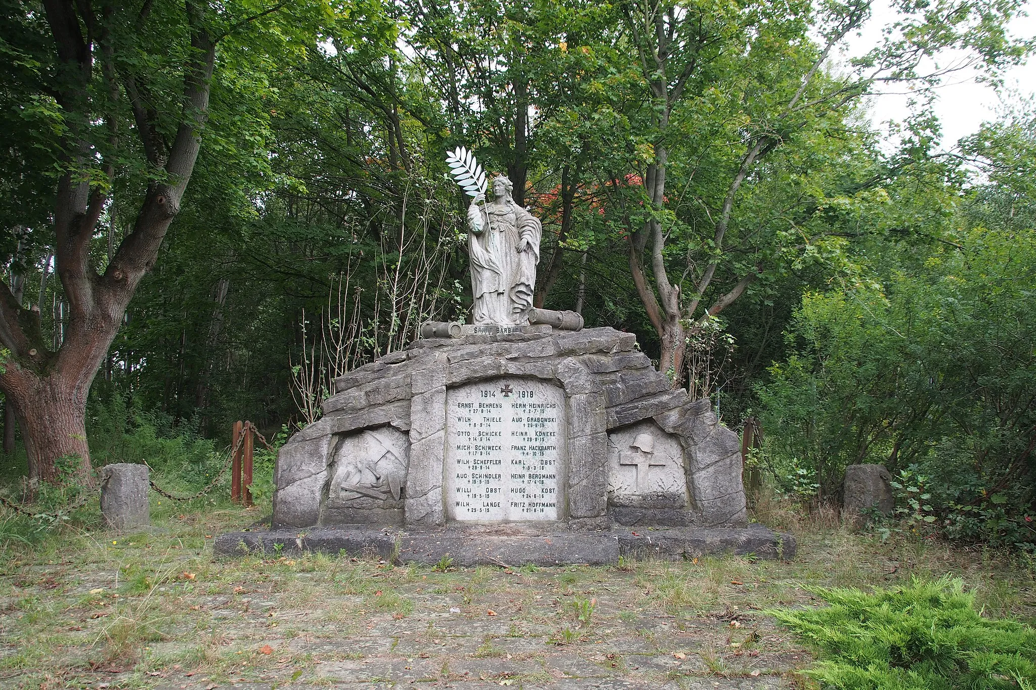 Photo showing: 1914-18 war memorial in Höfer, Lower Saxony, Germany, with Saint Barbara