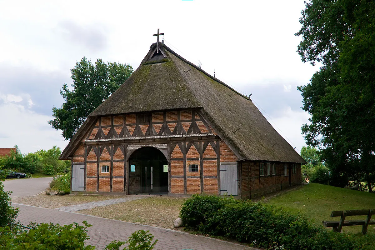 Photo showing: Die Martinuskirche in Deutsch Evern, Niedersachsen, ist ein über 350 Jahre altes Zweiständerhaus. Das 1665 erbaute Fachwerkgebäude war ursprünglich ein Bauernhaus.