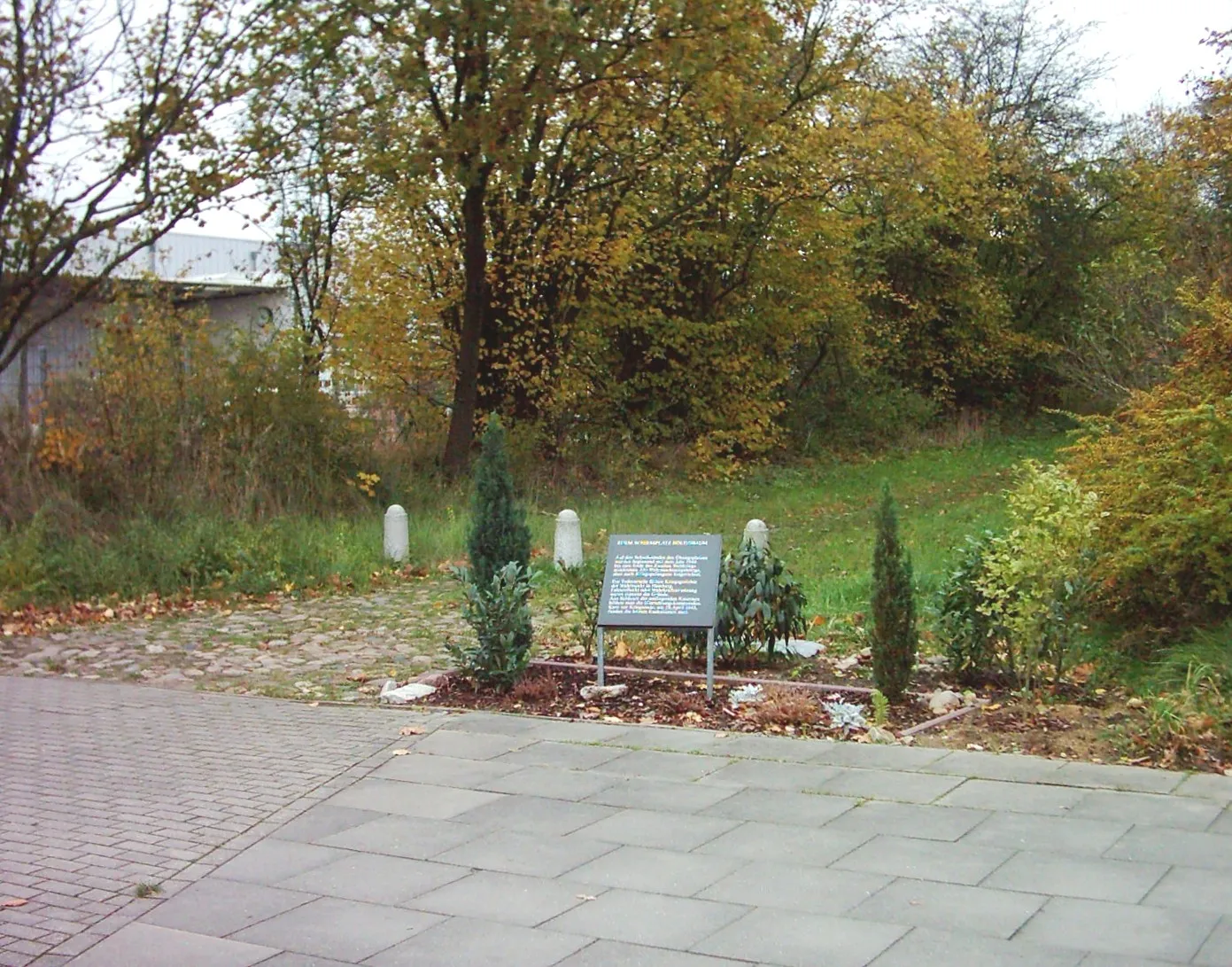 Photo showing: Tafel des ehemaligen Schießplatzes Höltigbaum, Hamburg-Rahlstedt, Gewerbegebiet Höltigbaum. Siehe auch Image:Tafel Schießplatz Höltigbaum02.jpg