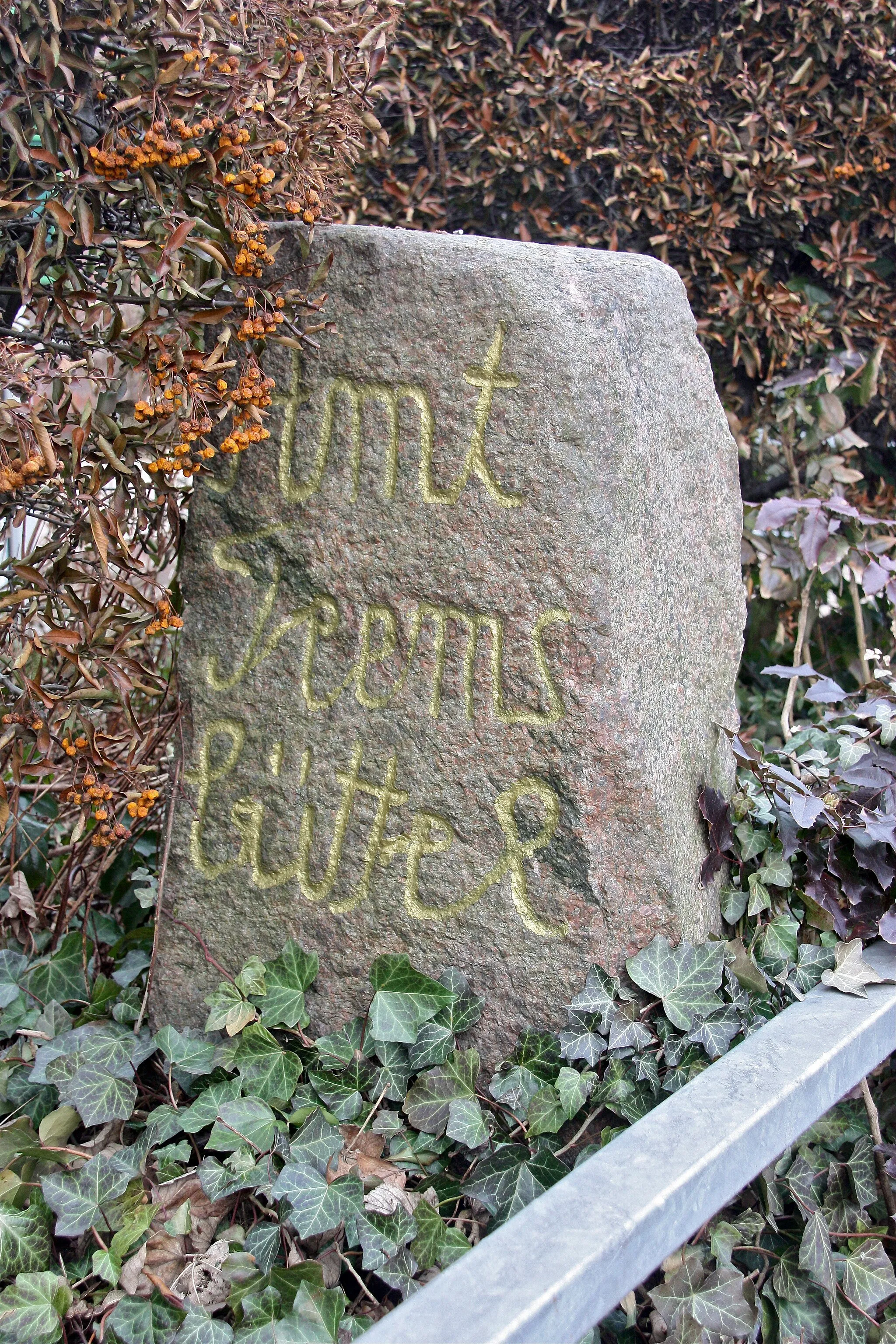 Photo showing: Hamburg-Rahlstedt, Grenzstein Rahlstedter Str 185, Rückseite Inschrift "Amt Trittau"