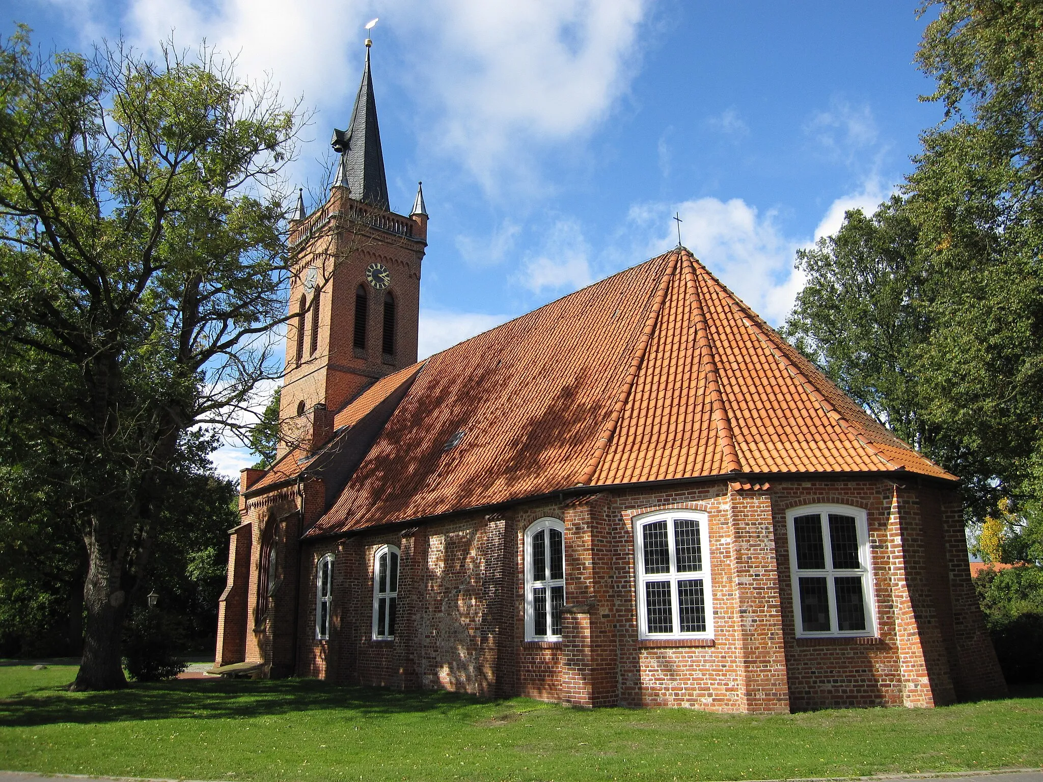 Photo showing: Die Peter und Paul Kirche in Lüdersburg von hinten gesehen