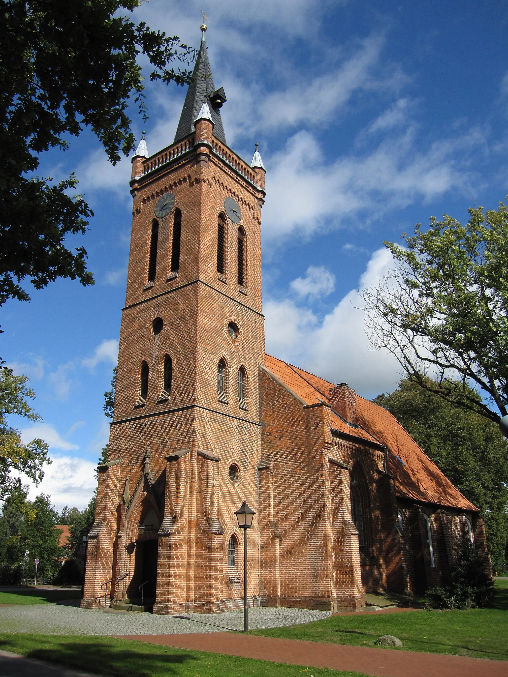 Photo showing: Die Peter und Paul Kirche in Lüdersburg von der Hauptstraße aus gesehen.