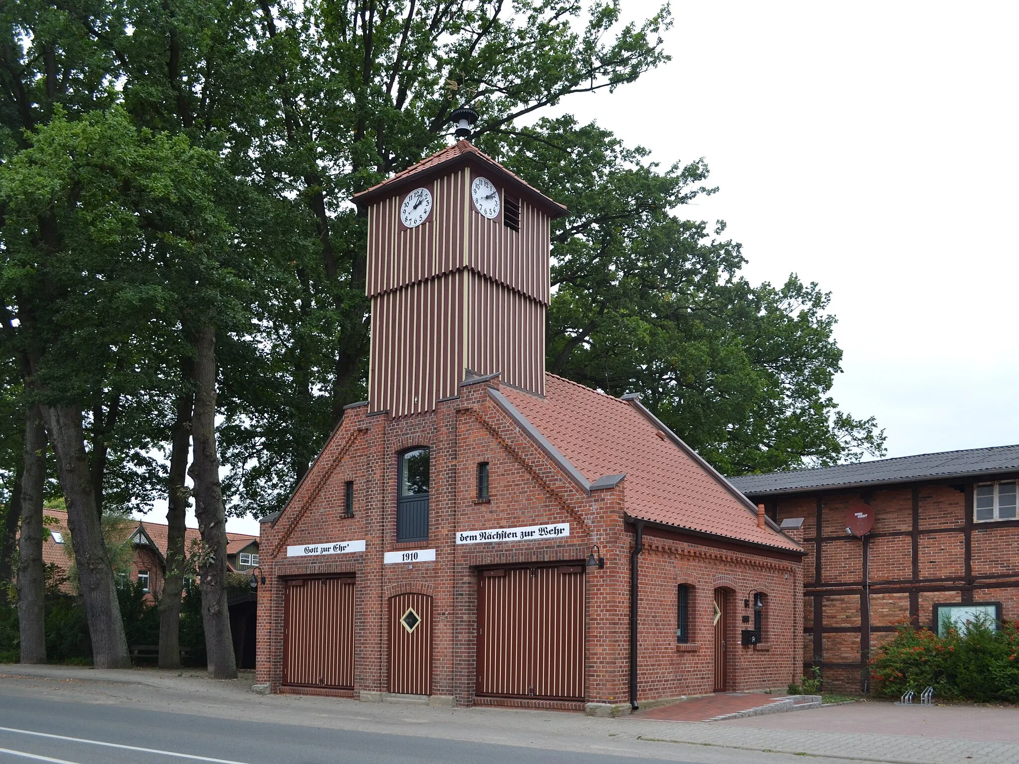 Photo showing: Feuerwehrhaus mit Schlauchturm in Toppenstedt