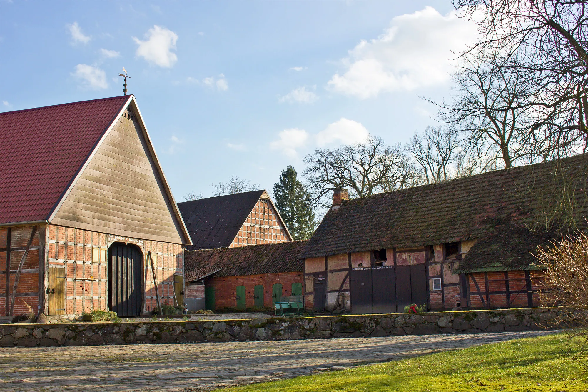 Photo showing: Cultural heritage monument "No 2" with shed in the village Jiggel near Bergen an der Dumme (district Lüchow-Dannenberg, northern Germany).