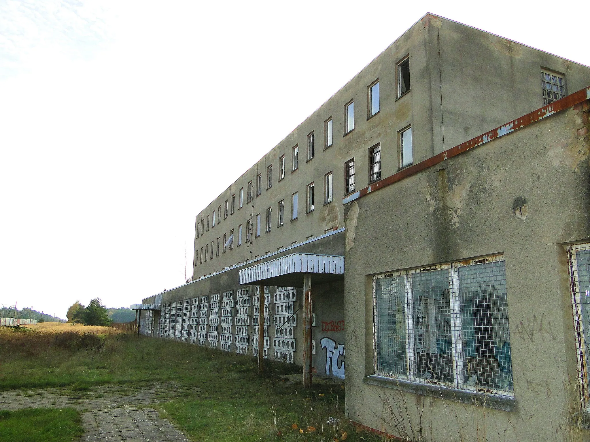 Photo showing: Abandoned checkpoint building at train station in Schwanheide, district Ludwigslust-Parchim, Mecklenburg-Vorpommern, Germany