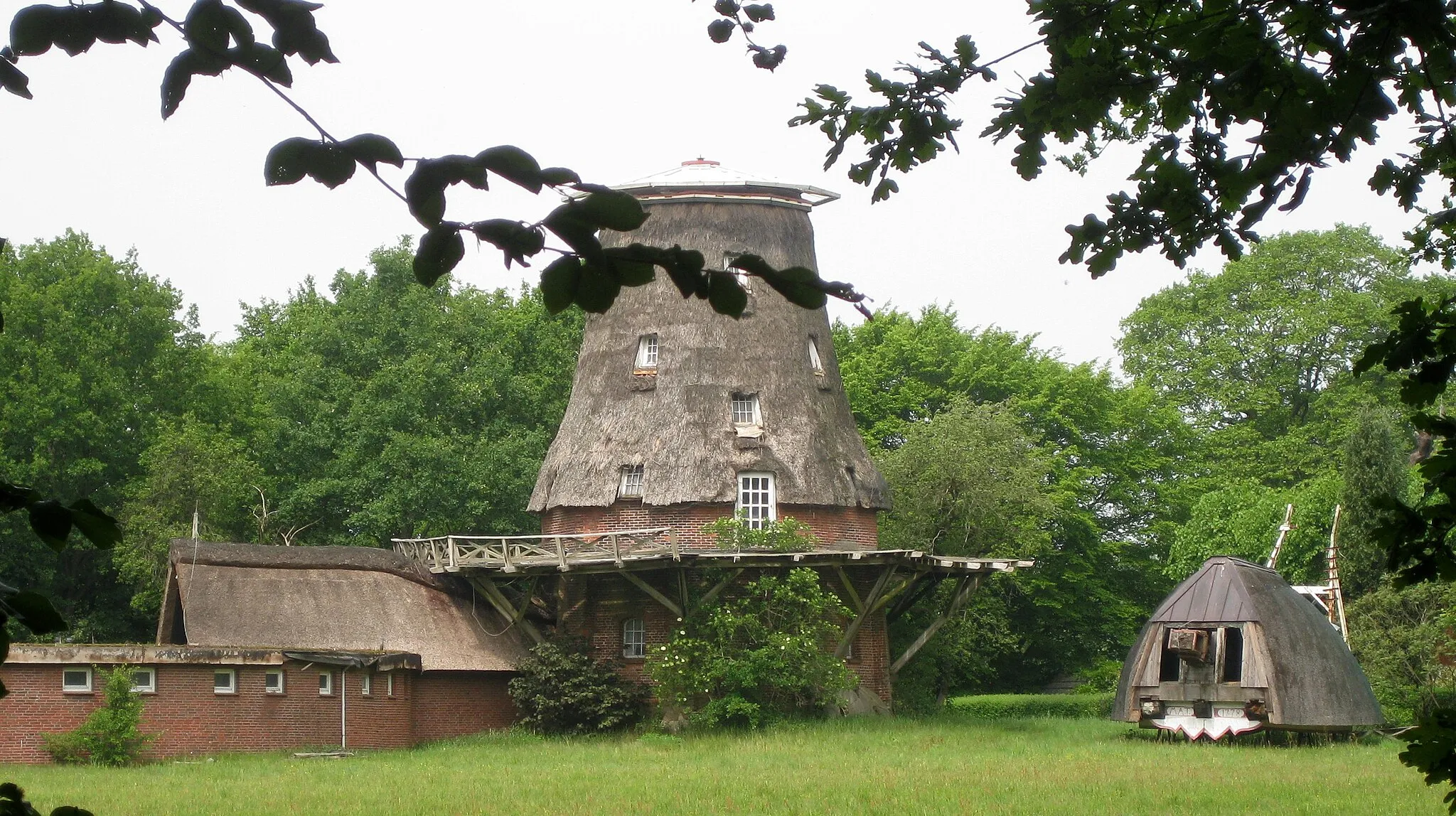 Photo showing: Galeriemühle in Hagen (i.Br.) - Mühlenkopf ist abgenommen und steht rechts auf dem Foto neben der Mühle.