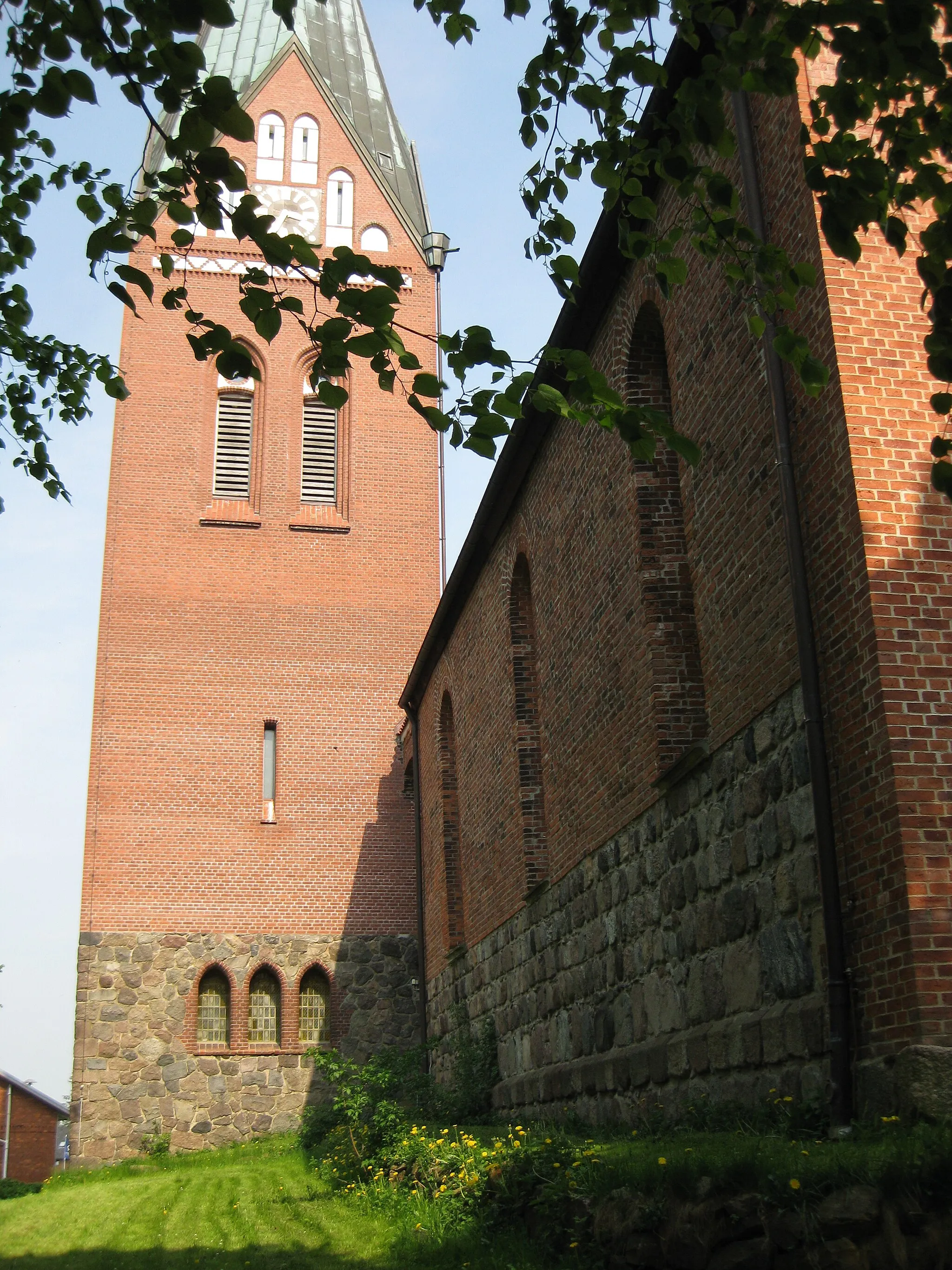 Photo showing: Brick Gothic St. Mary's in Sandesneben, district Herzogtum Lauenburg. The Tower is from 1906 and replaced a timber framed tower, which burnt down in 1878. The church ist located on a small hill, about 12 meters above the village. For this reason, the tower is northeast and not on the westside of the church.