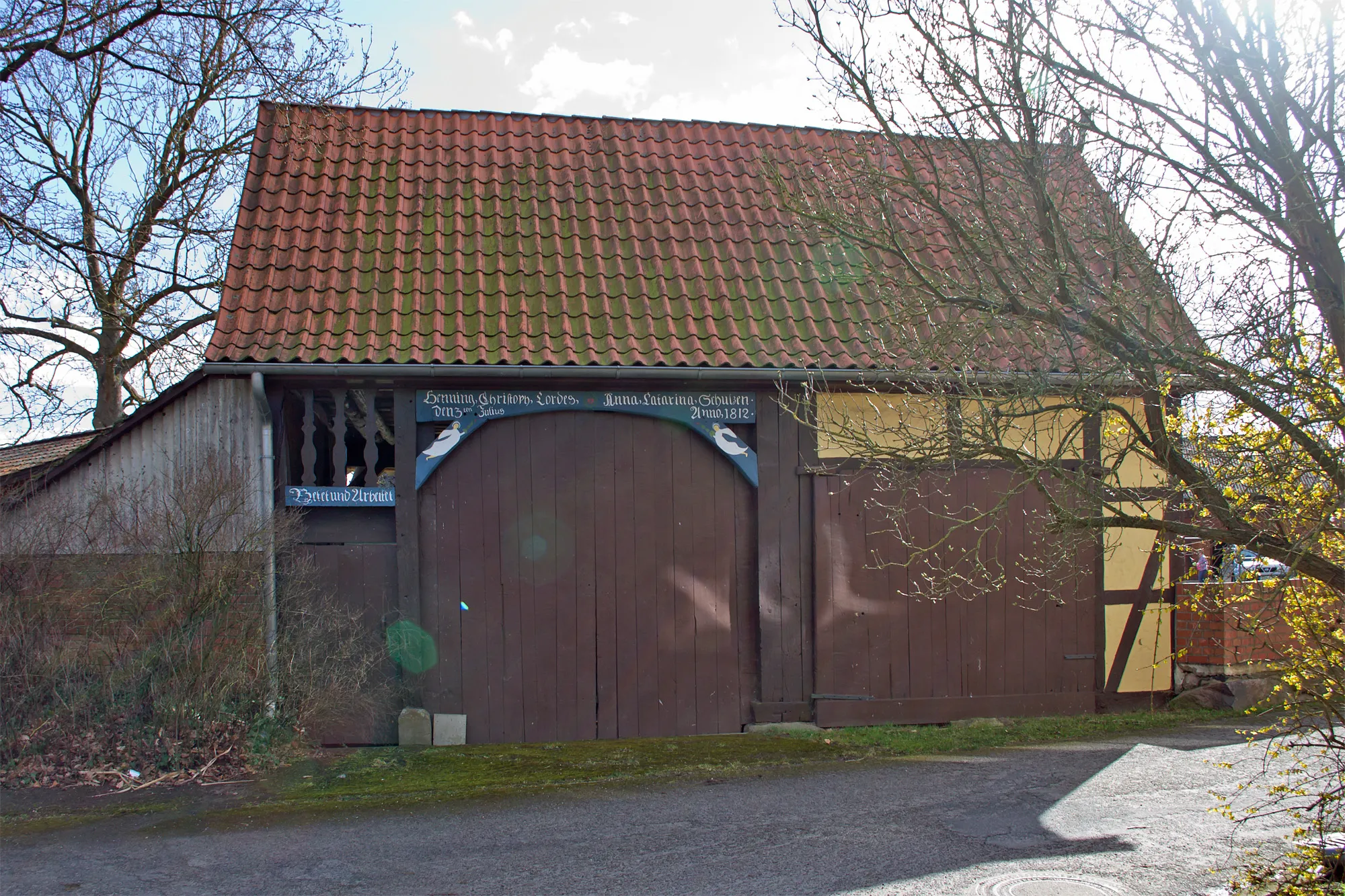 Photo showing: Cultural heritage monument "No 2" in the small village Nienbergen near Bergen an der Dumme (district Lüchow-Dannenberg, northern Germany); barn with doorway, built in 1812.