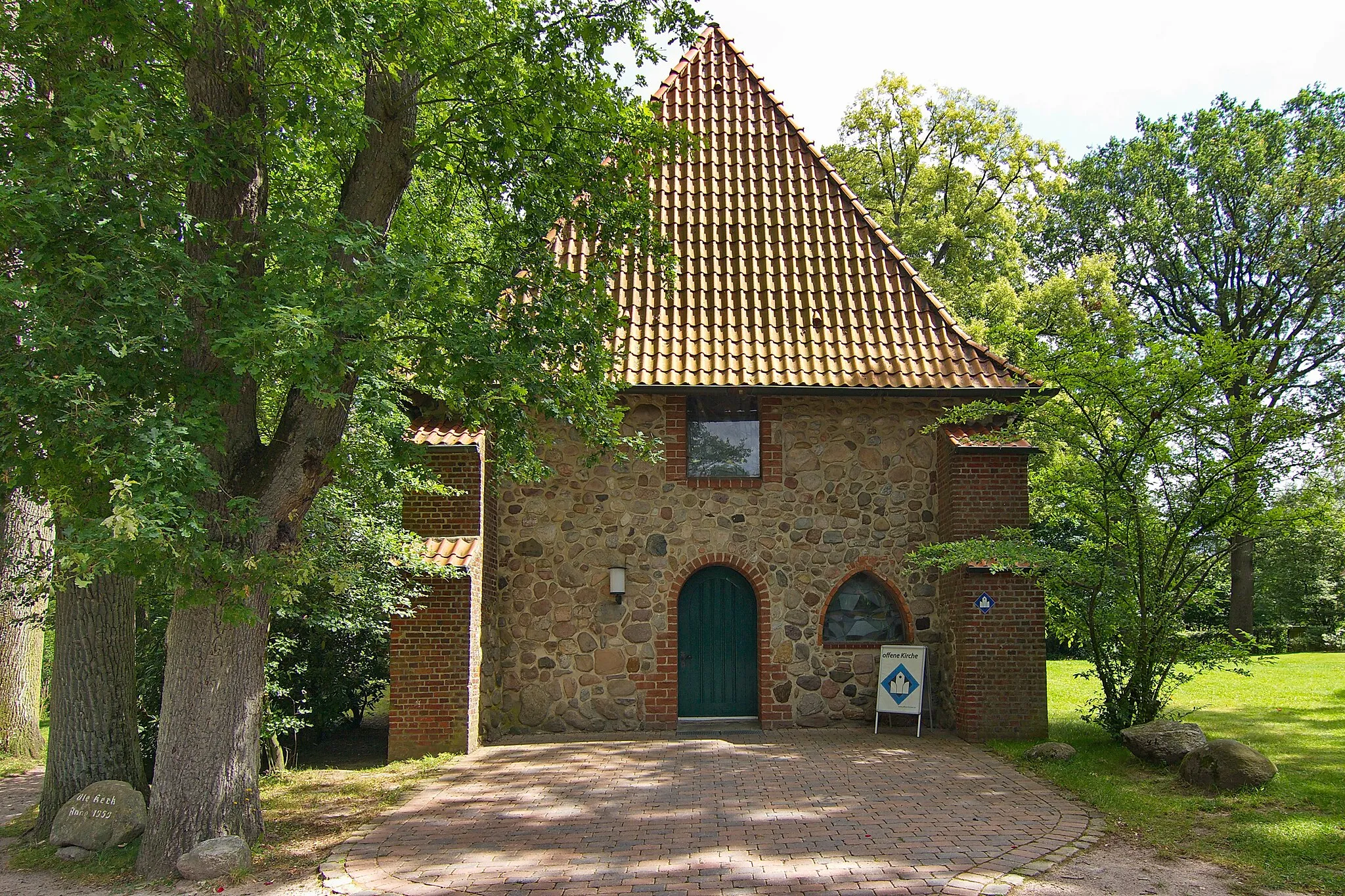 Photo showing: Die Ole Kerk von 1353 aus Feldsteinen im Fachwerk errichtet in Bispingen, Niedersachsen, Deutschland