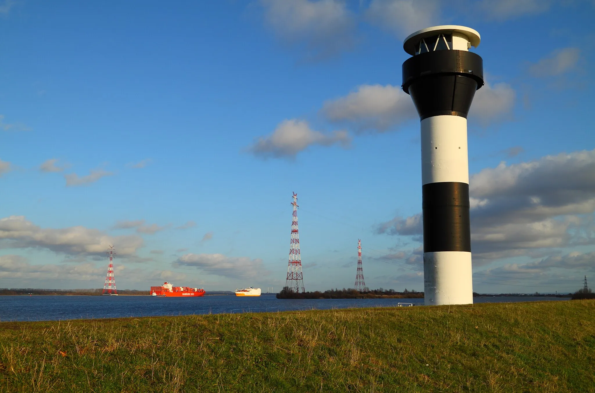 Photo showing: The Elbe near Twielenfleth, Twielenfleth lighthouse (Leitfeuer) and Elbe power line crossings 1 + 2.