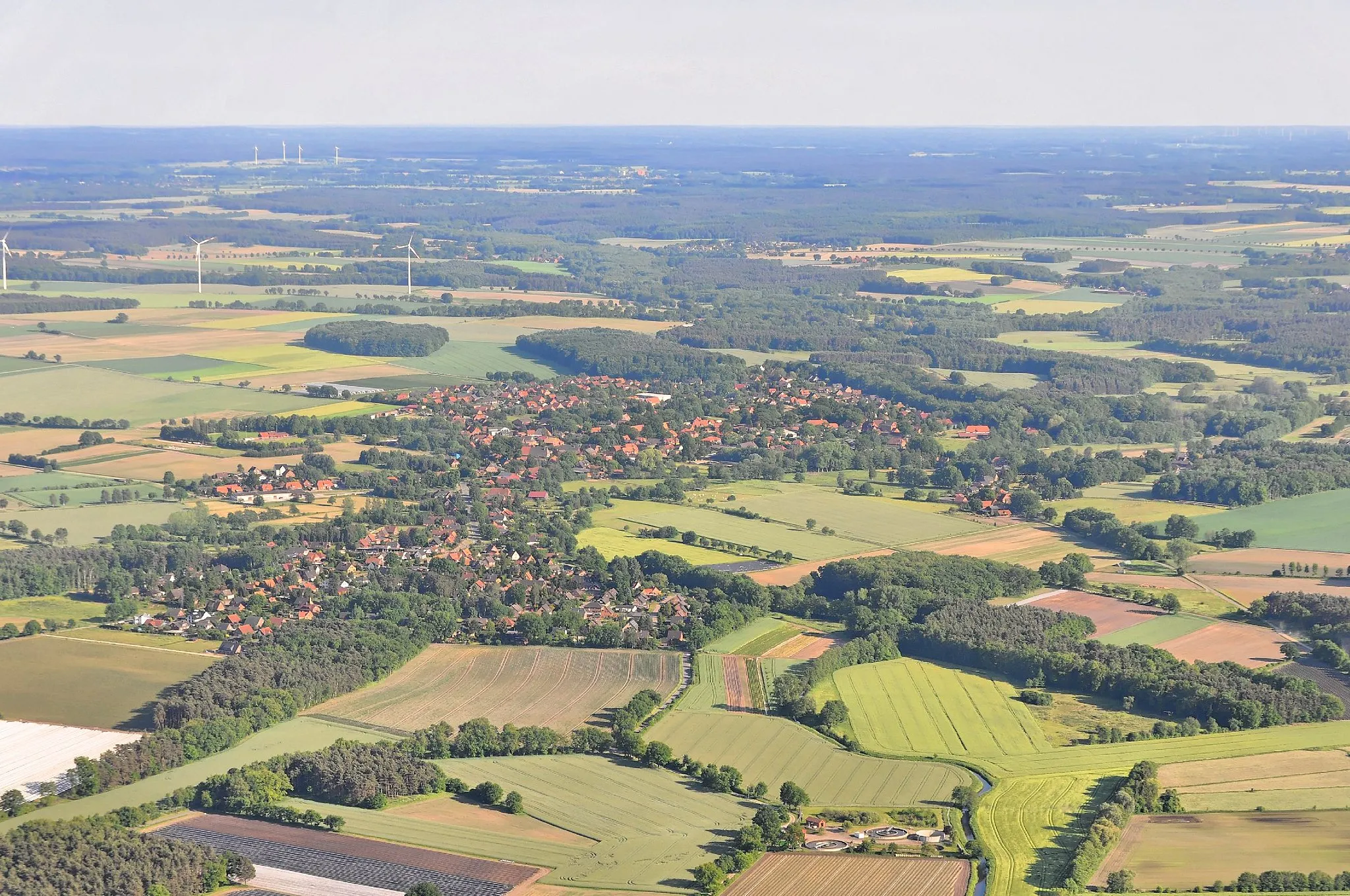 Photo showing: Blick auf den Ort Neetze in Richtung Süden. Vorn rechts der Fluss Neetze. Überführungsflug vom Flugplatz Nordholz-Spieka über Lüneburg, Potsdam zum Flugplatz Schwarzheide-Schipkau