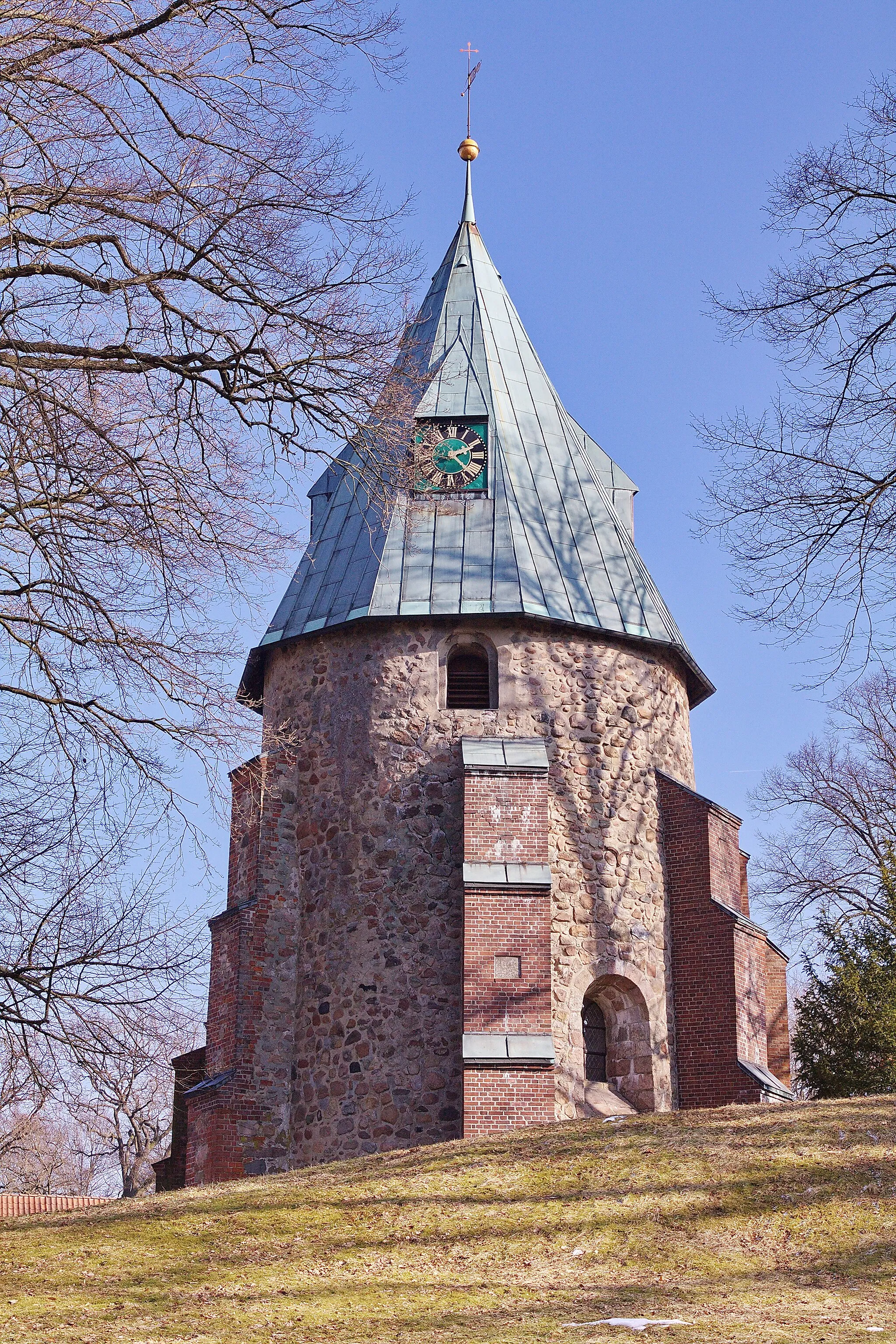 Photo showing: Rundturmkirche St. Peter und Paul-Kirche in Betzendorf, Niedersachsen, Deutschland