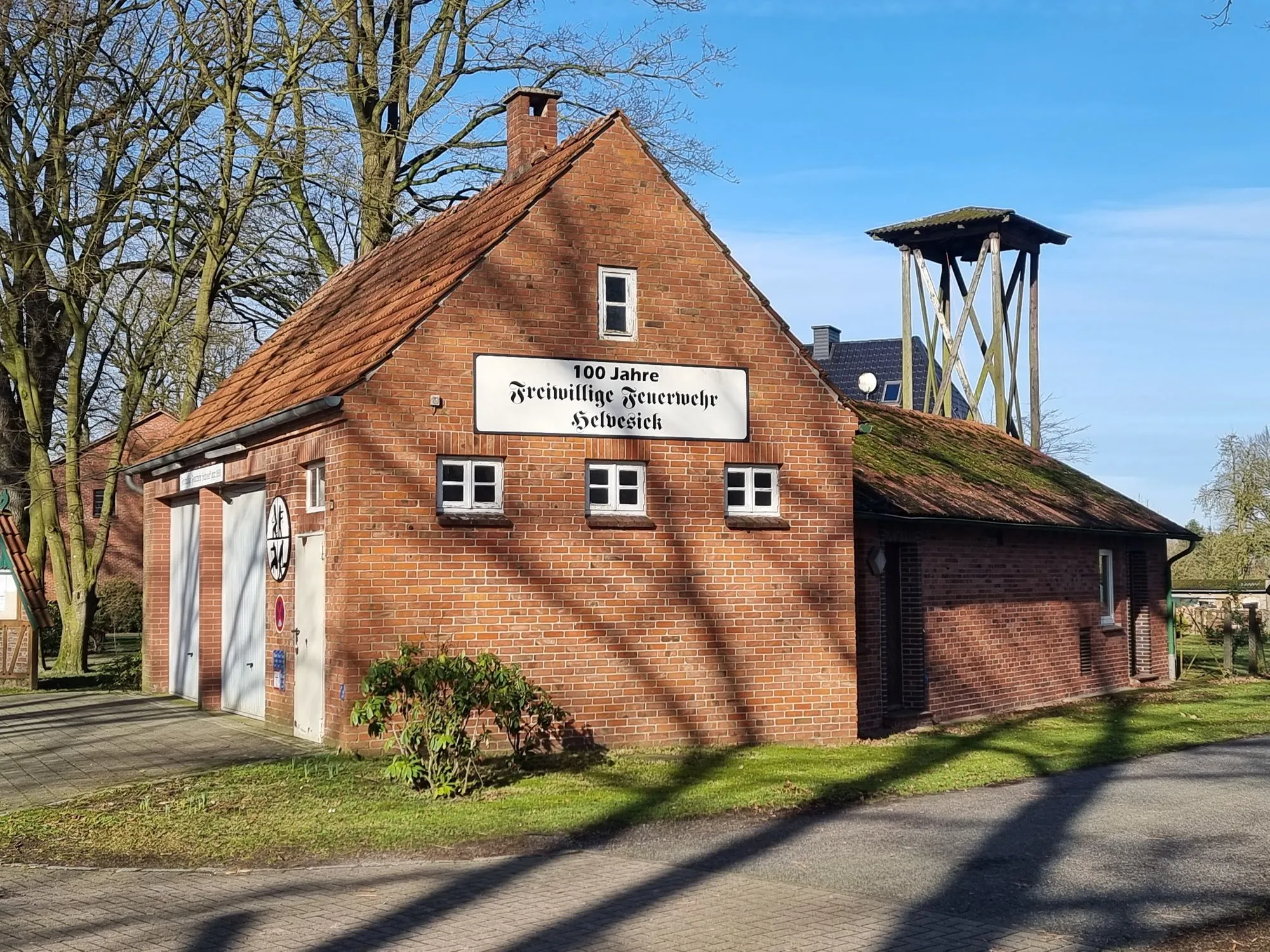 Photo showing: Historical fire station in Helvesiek