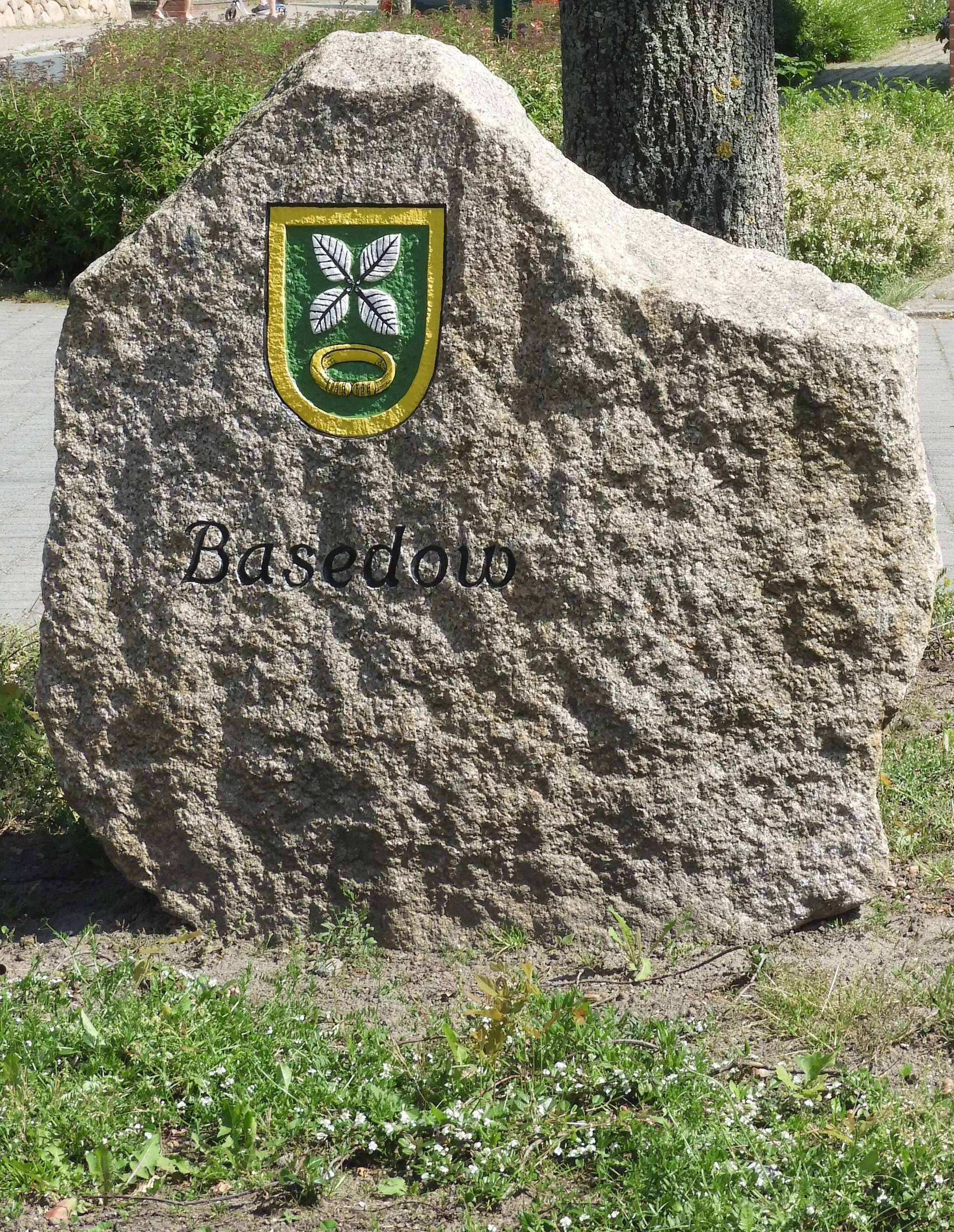 Photo showing: Stein mit Namen und Flagge des Ortes Basedow
