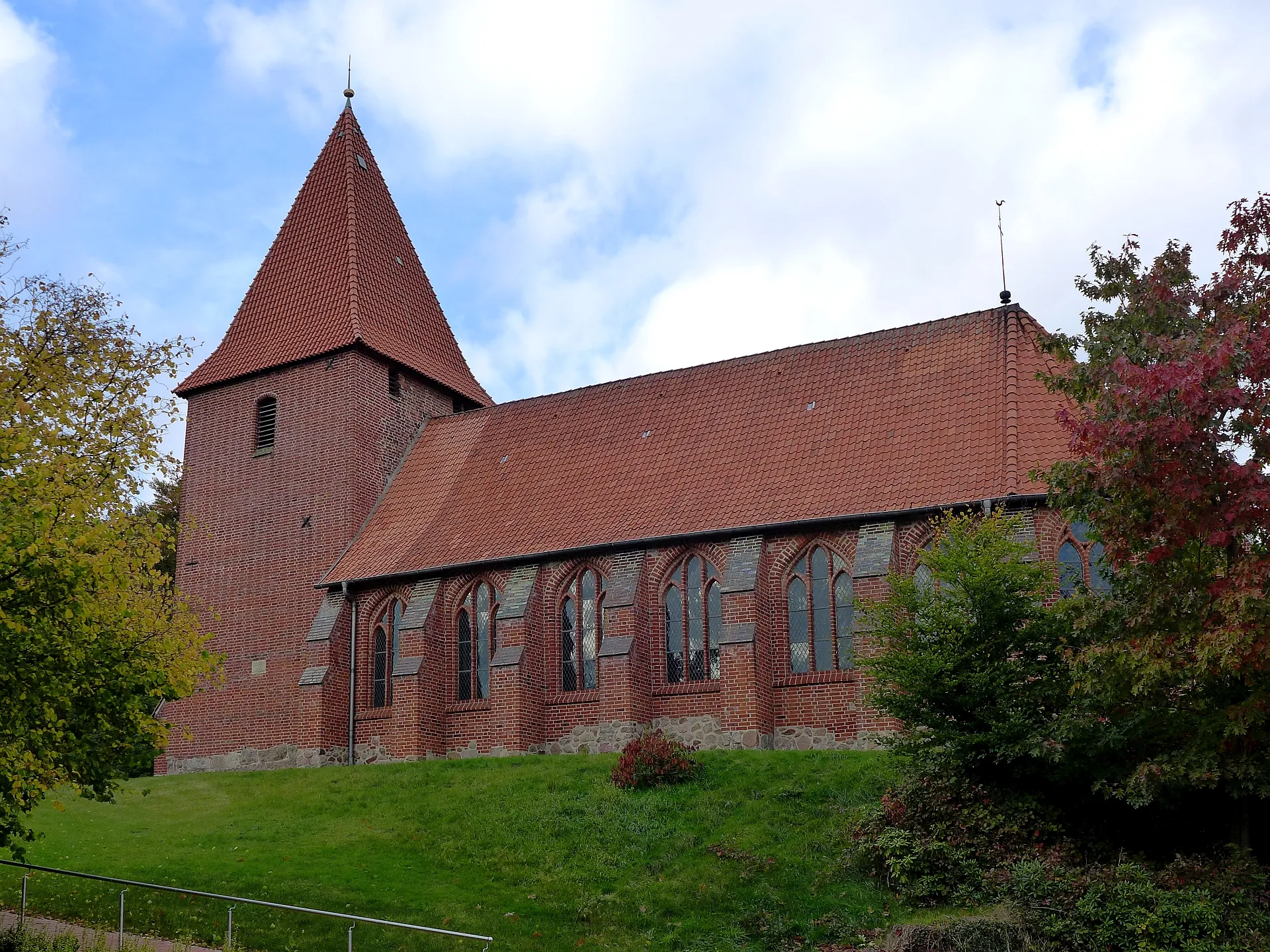Photo showing: St.-Martins-Kirche in Soderstorf-Raven. Erstmals erwähnt um 1250. Grundmauerreste einer rechteckigen Feldsteinkirche aus der Zeit um 1200. Das heutige Gotteshaus im gotischen Backsteinstil wurde zwischen 1400 und 1425 erbaut. Der Turm wird auf das Jahr 1600 datiert.