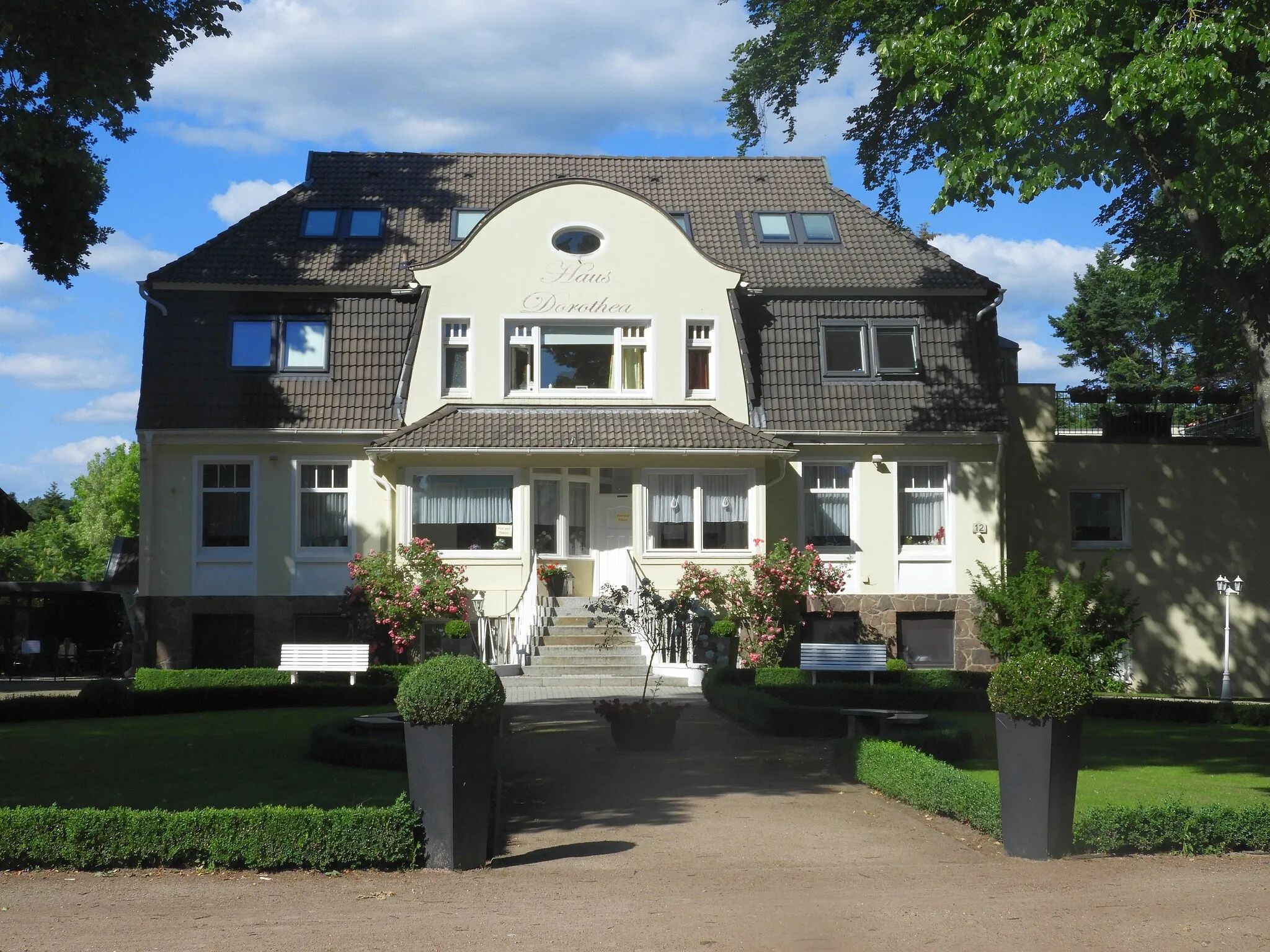 Photo showing: Seit dem 16. Jahrhundert stellte die Familie Berling/Jenkel die Bauernvögte in Witzeeze. Das Herrenhaus wurde 1912 durch einen Neubau ersetzt. 1986 wurde es verkauft und seither als Altenwohnheim "Haus Dorothea" genutzt.