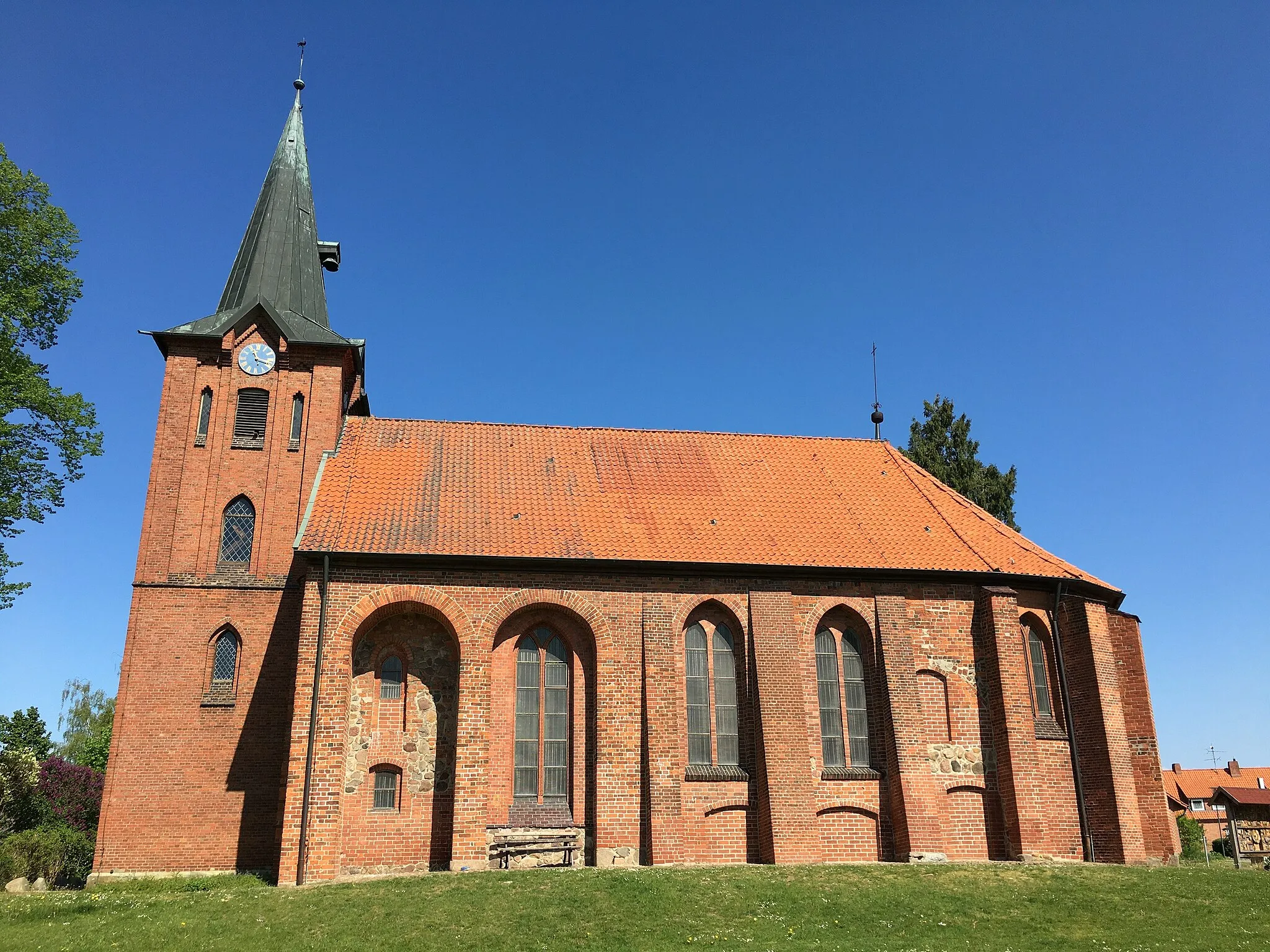 Photo showing: Blick von Süden auf die Mauritiuskirche in Altenmedingen