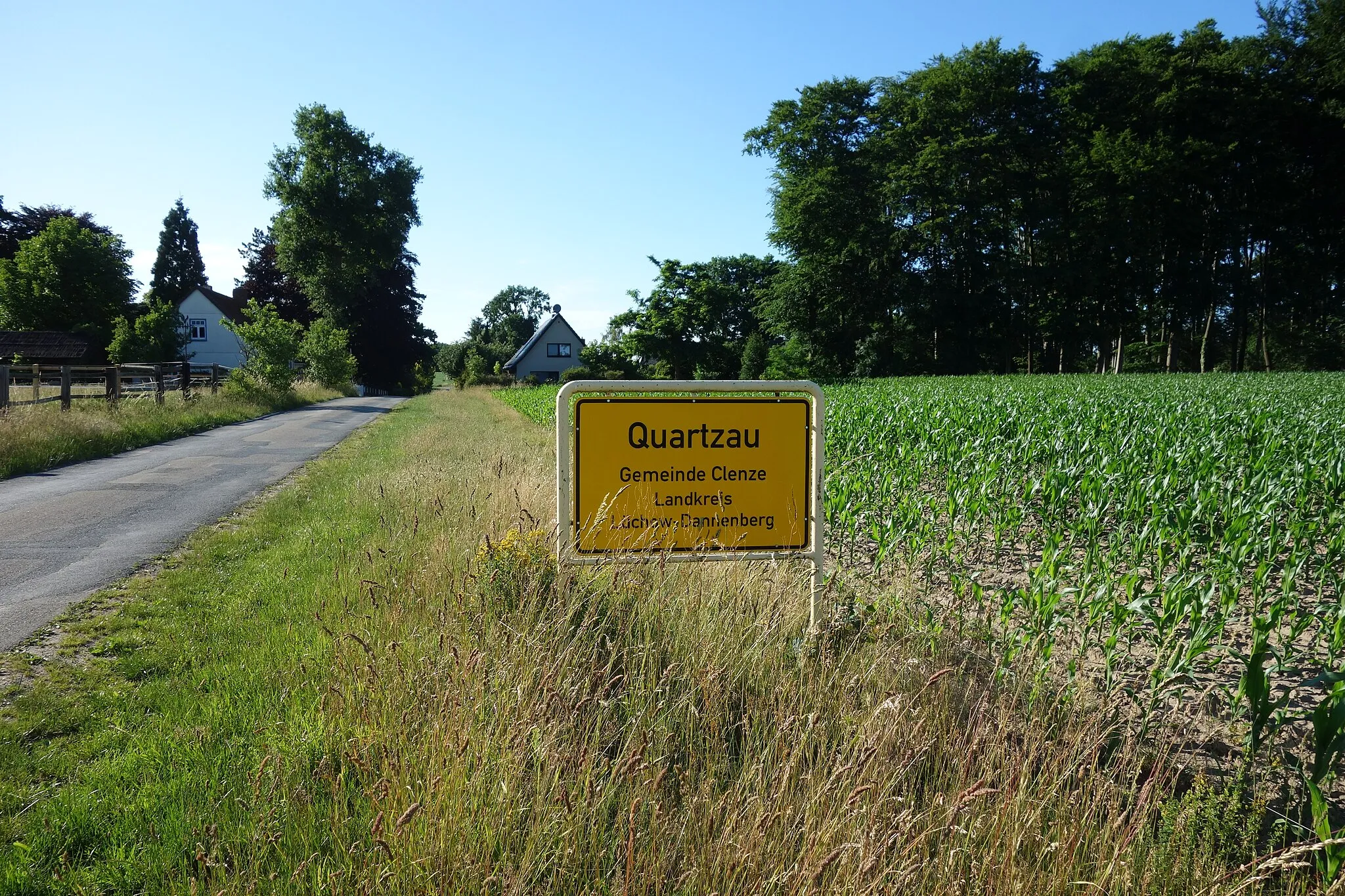 Photo showing: Quartzau, Ortseingang