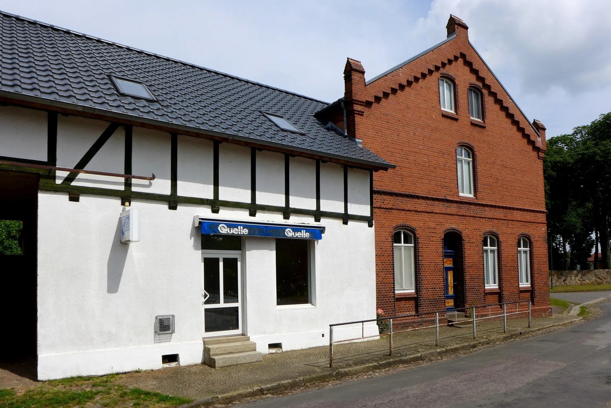Photo showing: Henningen im Altmarkkreis Salzwedel, ehemaliges Ladengeschäft einer Verkaufsagentur des Versandhauses Quelle. Aufnahmedatum 2016-07.