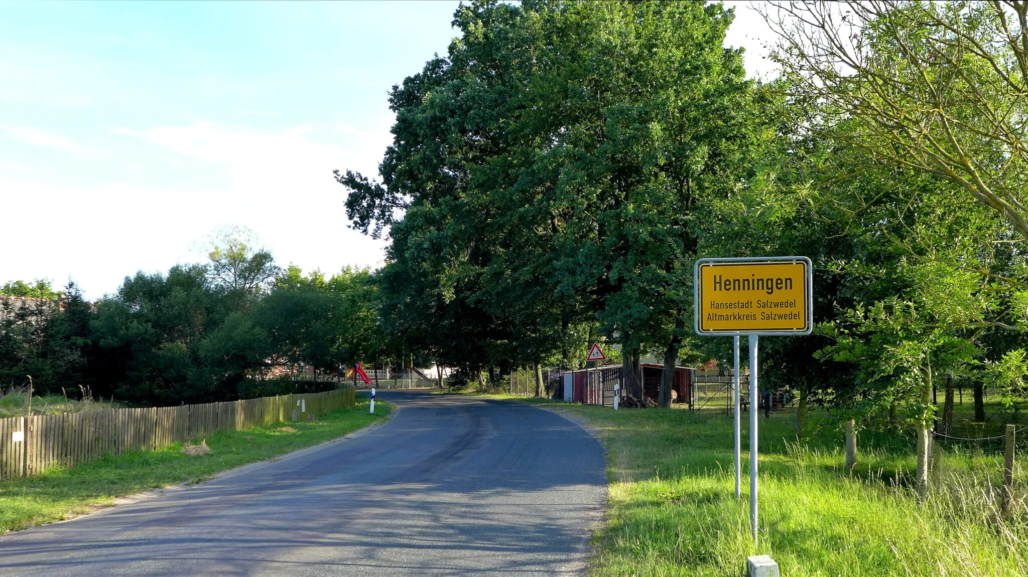Photo showing: Ortseingang von Henningen im Altmarkkreis Salzwedel. Aufnahmedatum 2016-07.