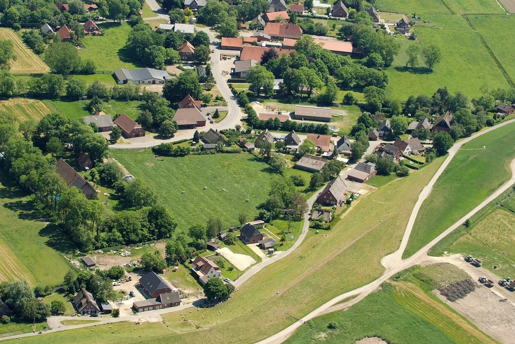 Photo showing: Offenwarden, Ortsteil von Sandstedt, rechts der Weserdeich (Gruppendenkmal 35.204.900.047)
(Fotoflug vom Flugplatz Nordholz-Spieka über Cuxhaven und Wilhelmshaven)