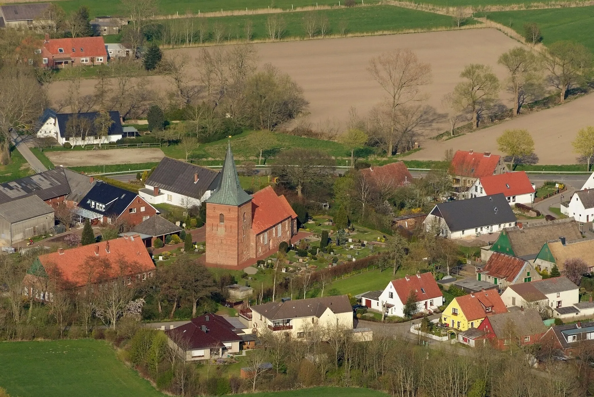Photo showing: Misselwarden mit St.-Katharinen-Kirche / Fotoflug von Nordholz-Spieka nach Oldenburg und Papenburg