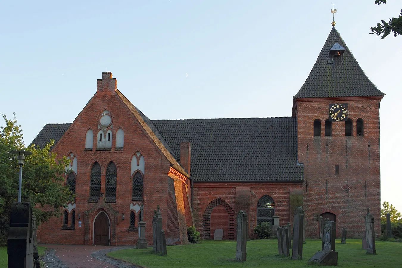 Photo showing: Kirche St. Sigismund mit altem Friedhof in Daverden (Gemeinde Langwedel, Landkreis Verden).