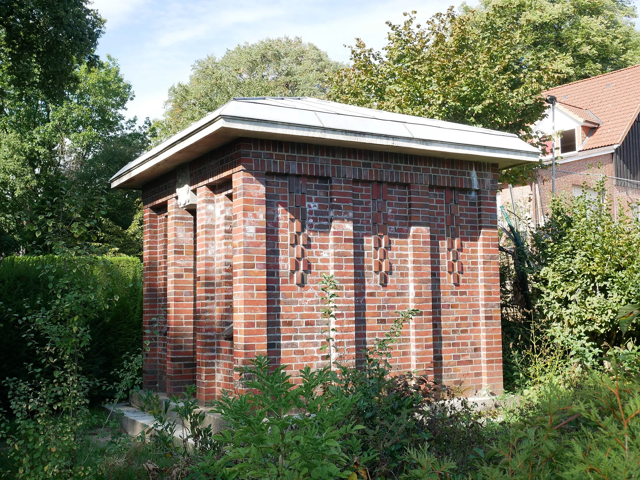 Photo showing: Mausoleum der Familie Krüger, Alter Friedhof Jesteburg; Architekt: Franz Wiesner (1884–1973), deutscher Architekt und Regierungsbaumeister