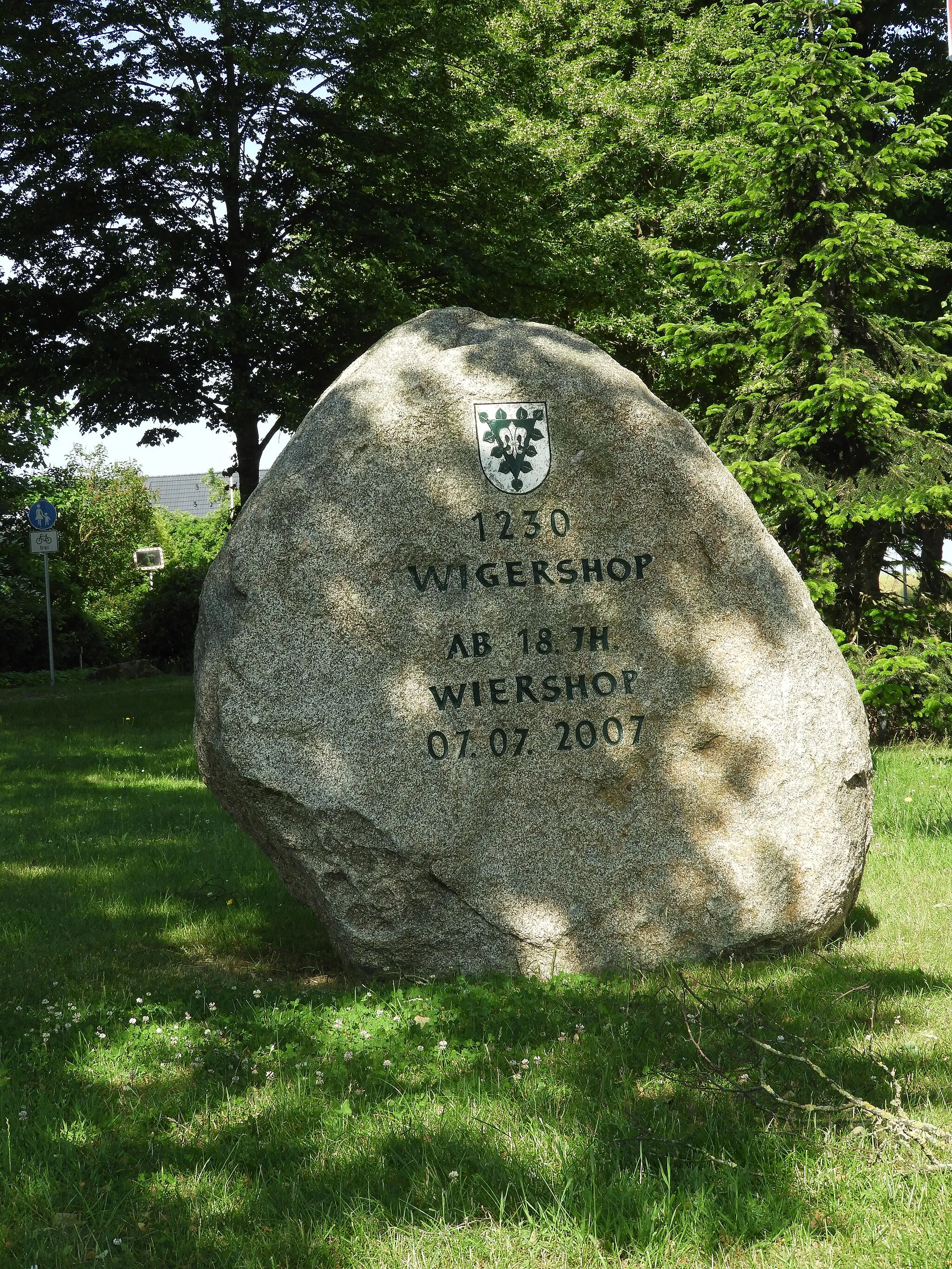 Photo showing: Gedenkstein zur ersten urkundlichen Erwähnung von Wigershop/Wiershop 1230 im Ratzeburger Zehntregister. Errichtet aus Anlass des 777-Jahr-Jubiläums