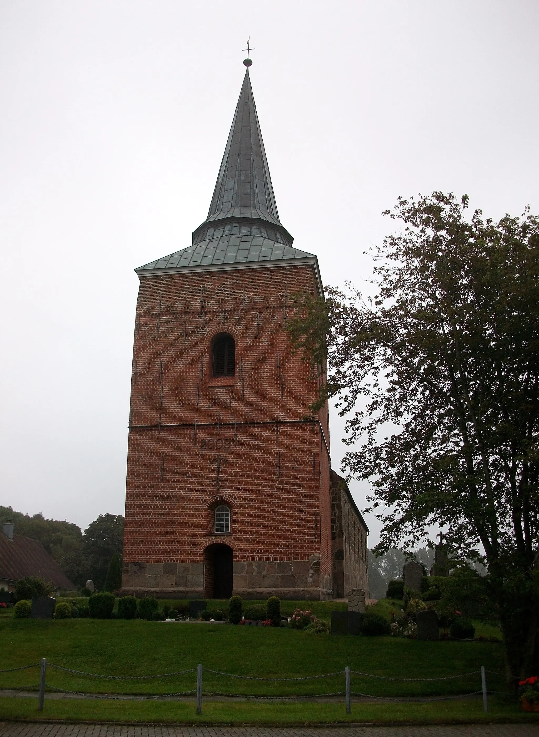 Photo showing: Denkmalgeschützte Kirche in Padingbüttel. Die St.-Matthäus-Kirche wurde im 13. Jahrhundert gebaut. Der Westturm stammt aus dem 15. Jahrhundert.