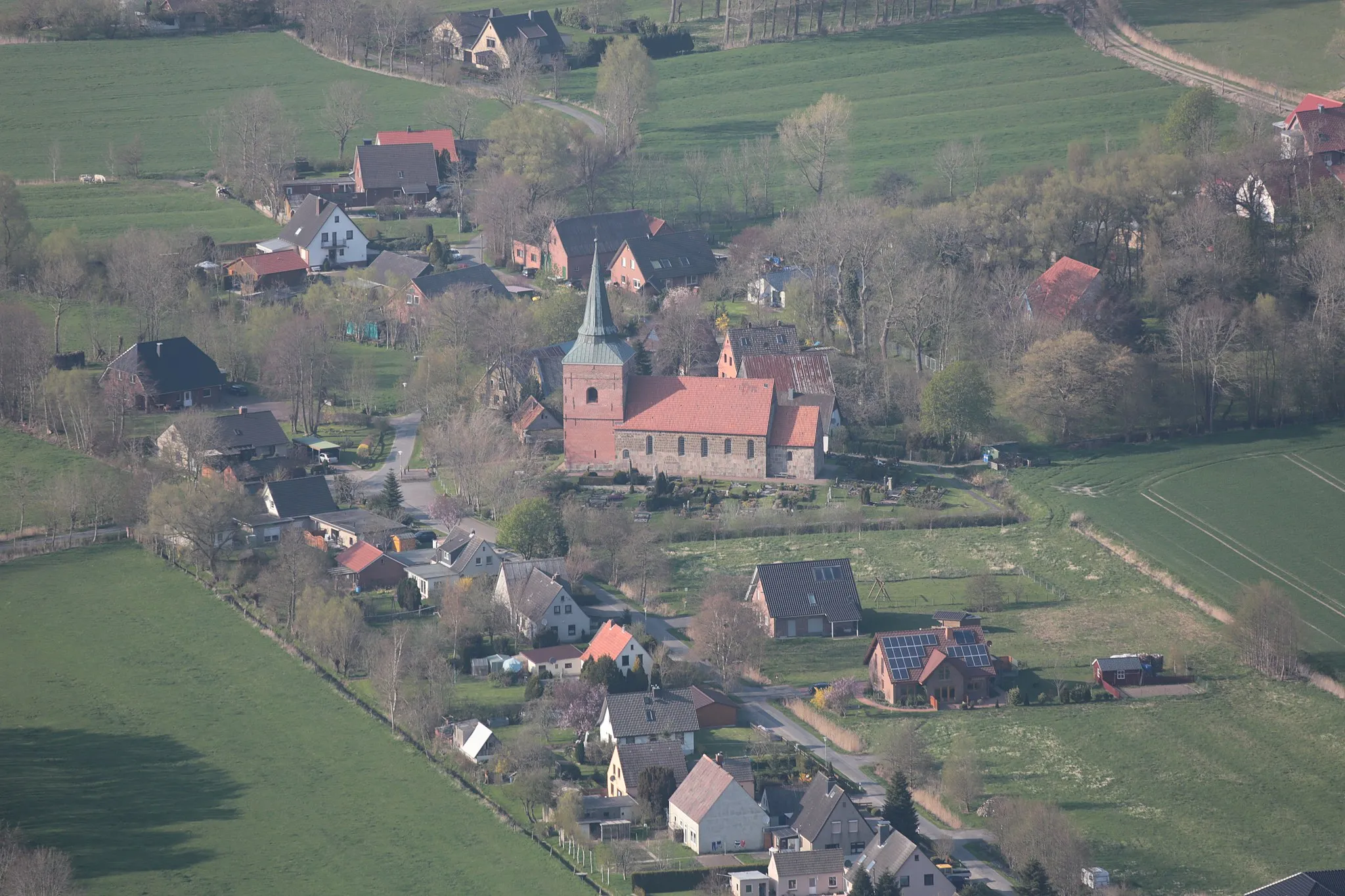 Photo showing: Fotoflug von Nordholz-Spieka nach Oldenburg und Papenburg: St.-Matthäus-Kirche Padingbüttel