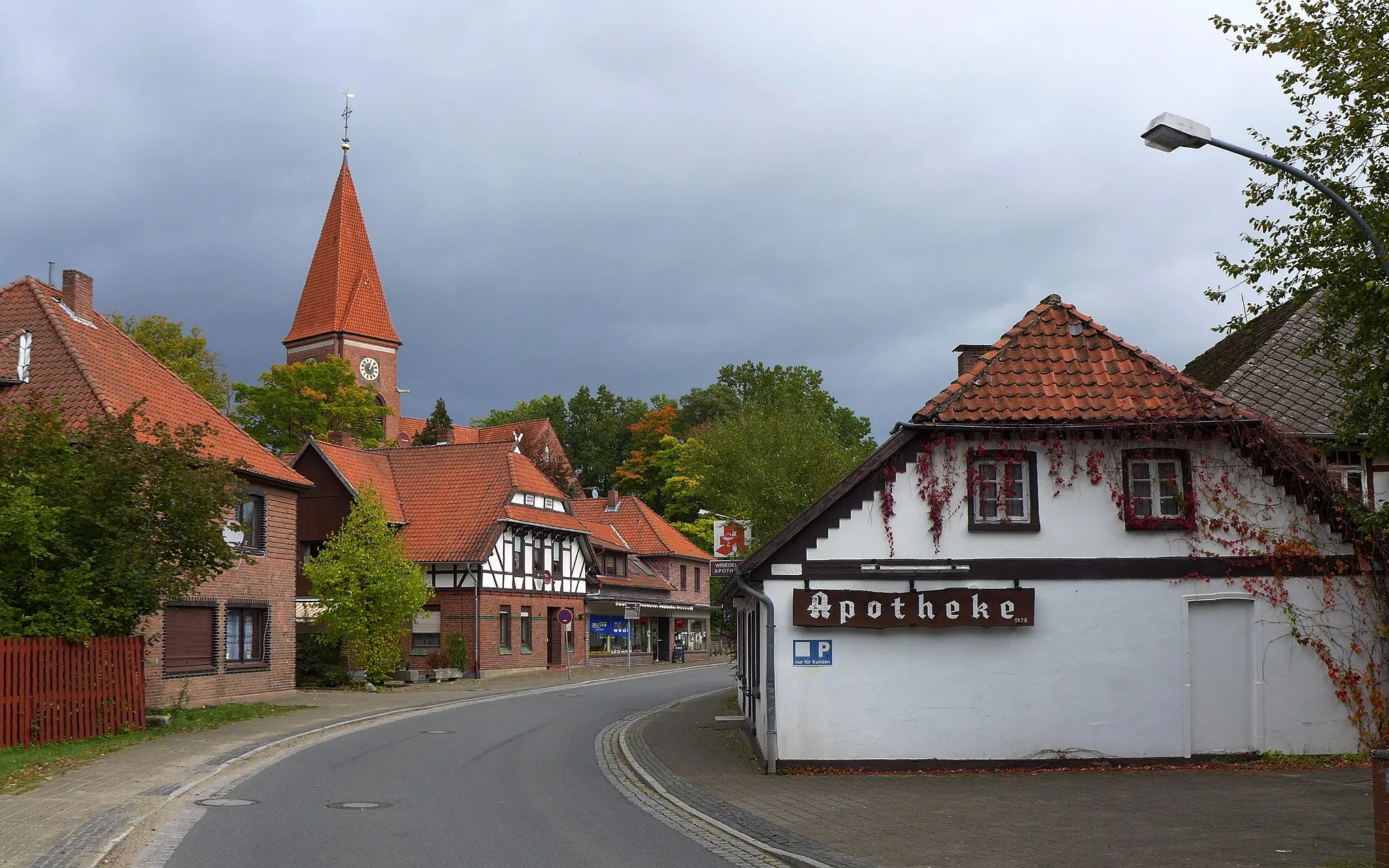 Photo showing: Blick auf den Ortskern von Wriedel mit dem Turm der Suidbertkirche im Hintergrund. Im Vordergrund rechts die Wriedeler Apotheke.

Nachtrag vom 30.12.2016: Diese Apotheke wurde ersetzt durch einen Apothekenneubau in der Entfernung von wenigen Schritten. Siehe hierzu "File:Wriedel - Apotheke.jpg".