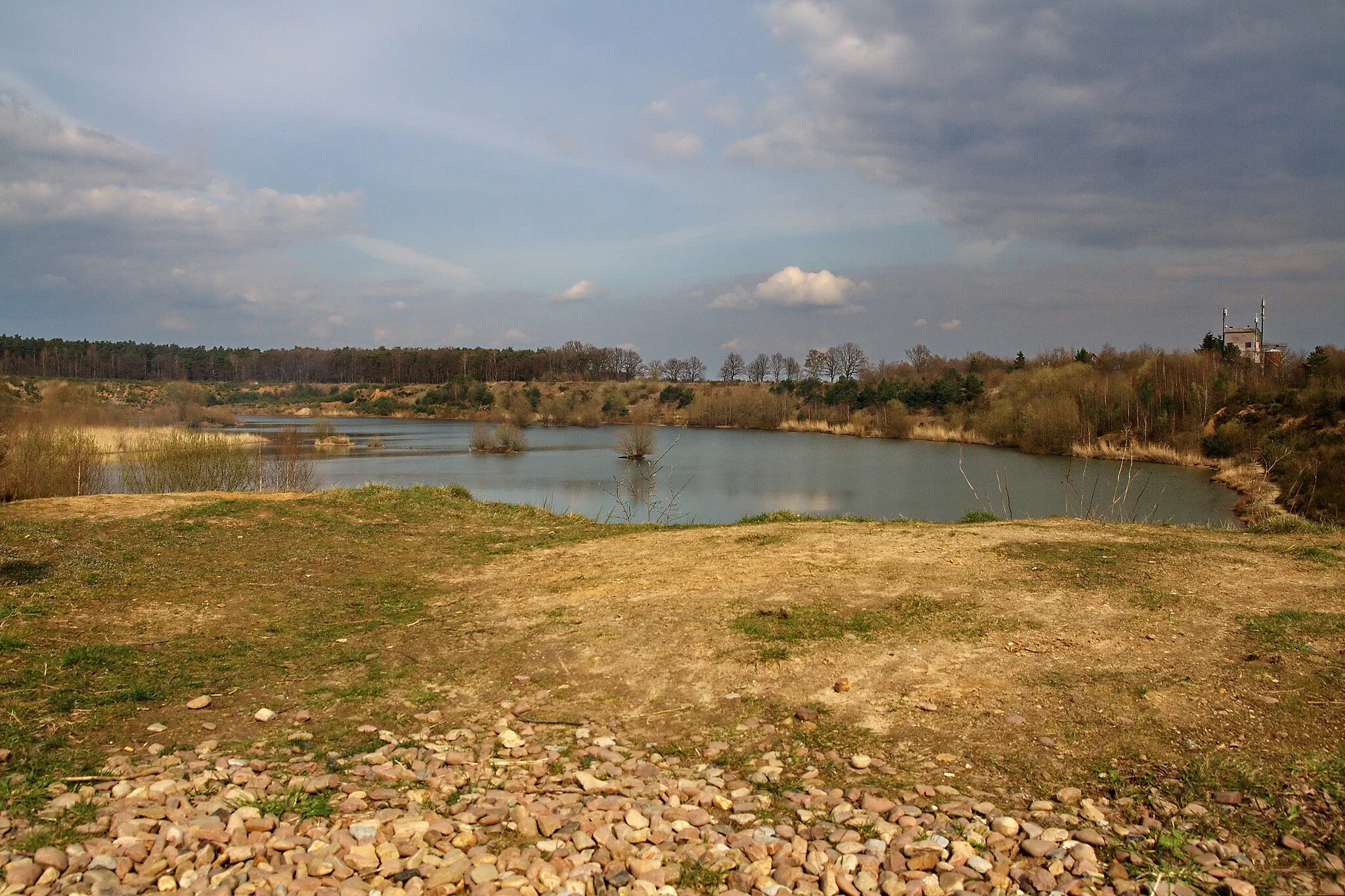 Photo showing: Kiesteich am Brelinger Berg bei Brelingen in der Wedemark, Niedersachsen, Deutschland