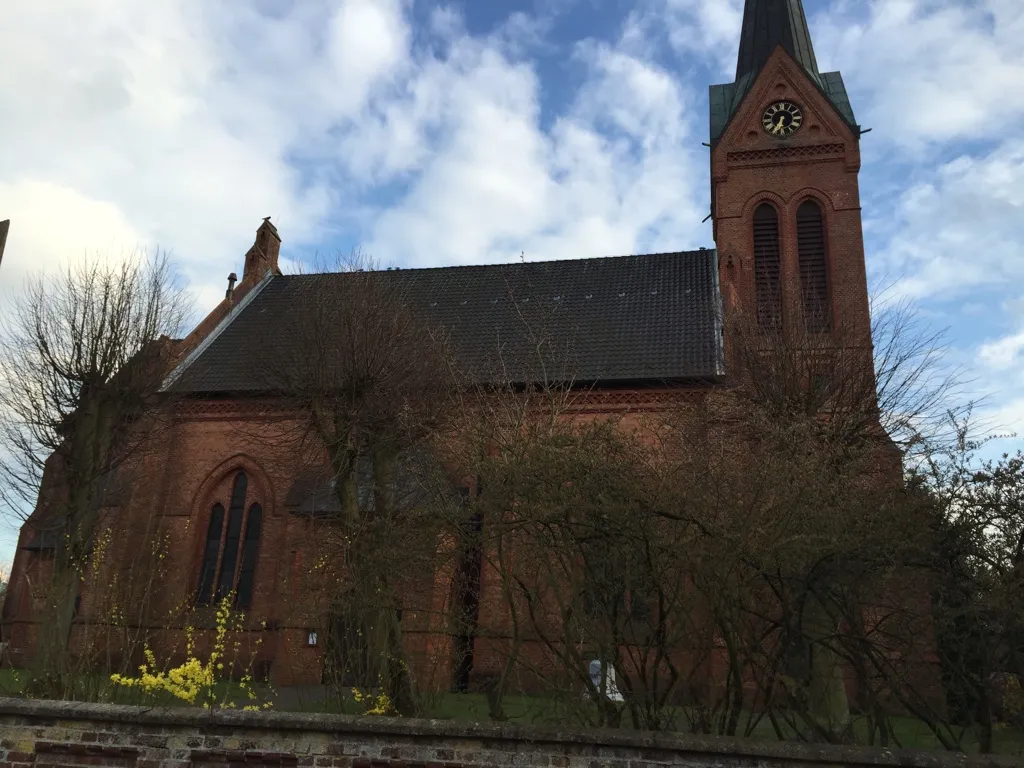Photo showing: St. Dionys Kirche, Backsteinbau in neugotischem Stil