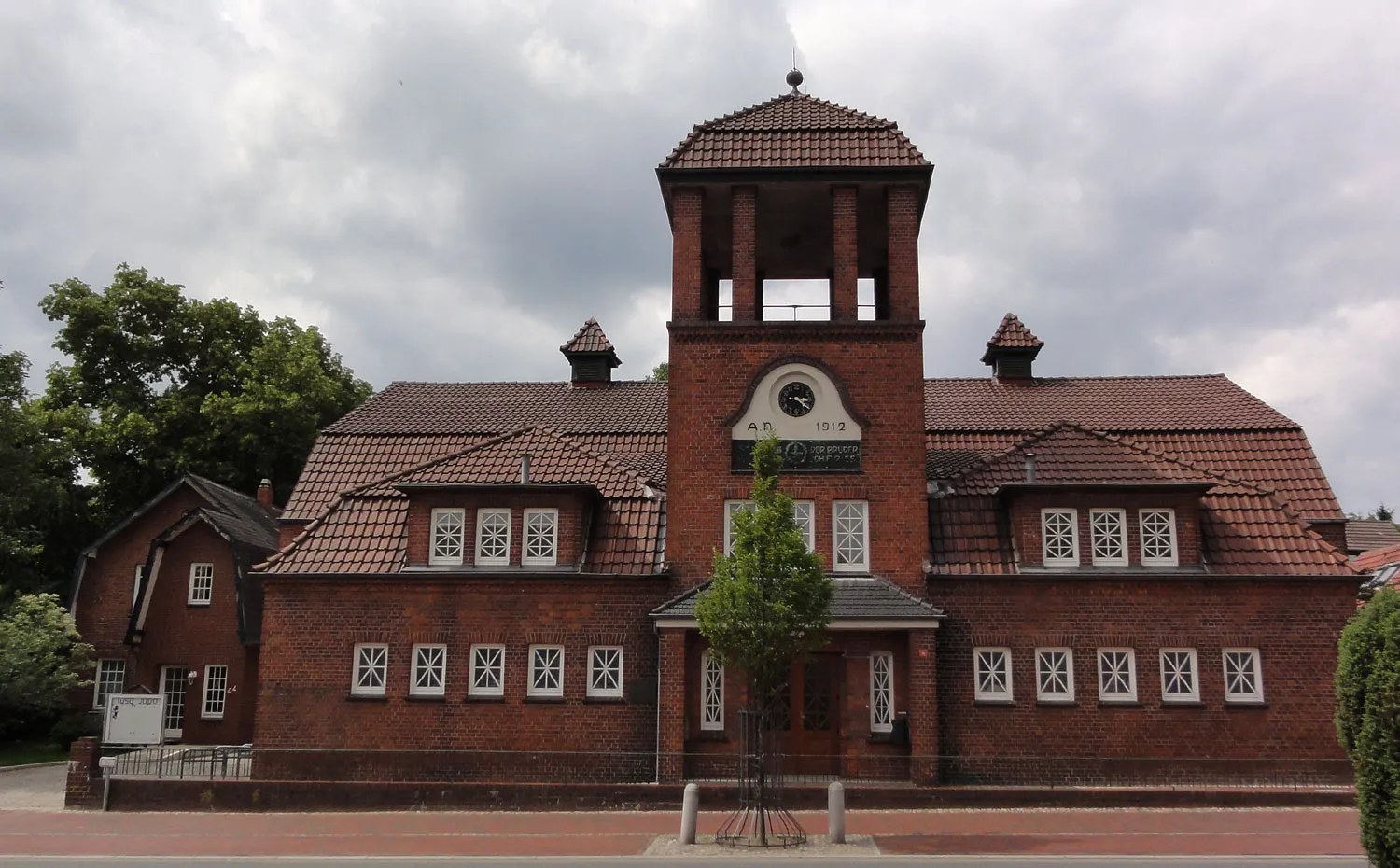 Photo showing: Riesturnhalle in Ritterhude. Stiftungsgebäude der Gebr. Ries von 1912