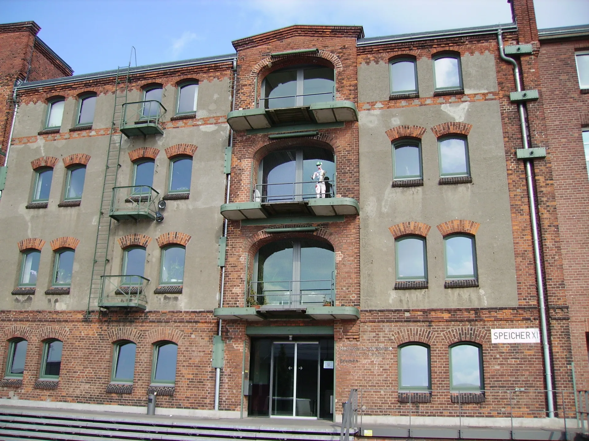 Photo showing: The University of the Arts in Bremen, located in the former warehouse "Speicher XI" in the port area