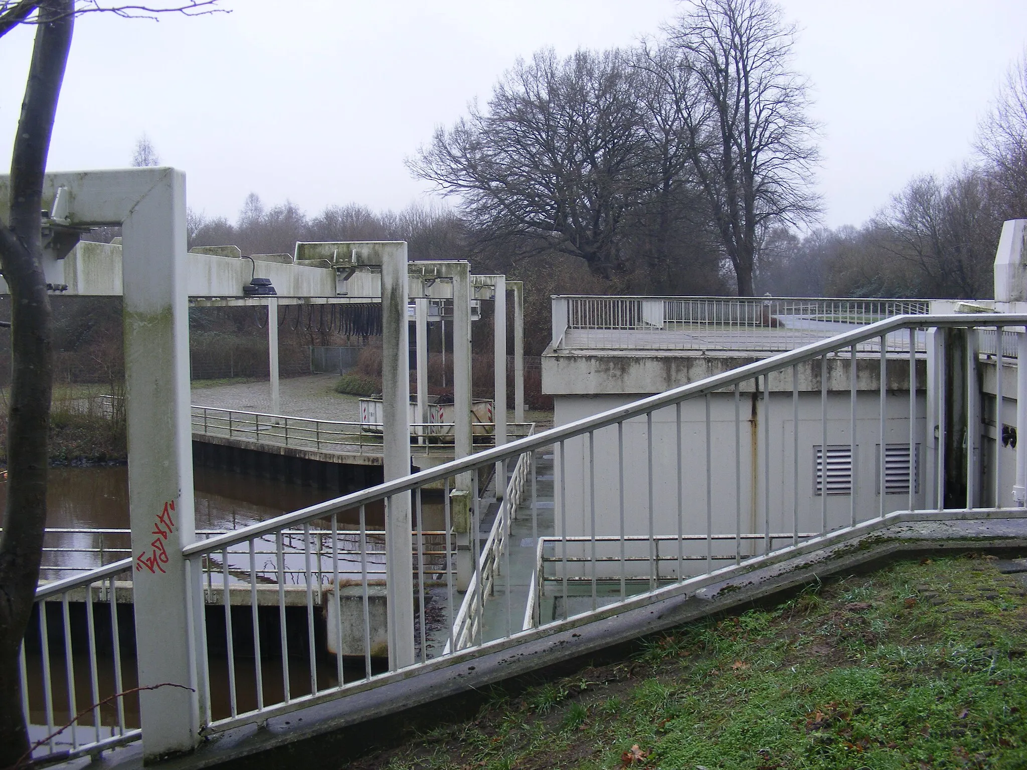 Photo showing: neues Schöpfwerk Wasserhorst, Pumpenhaus unterhalb der Brücke