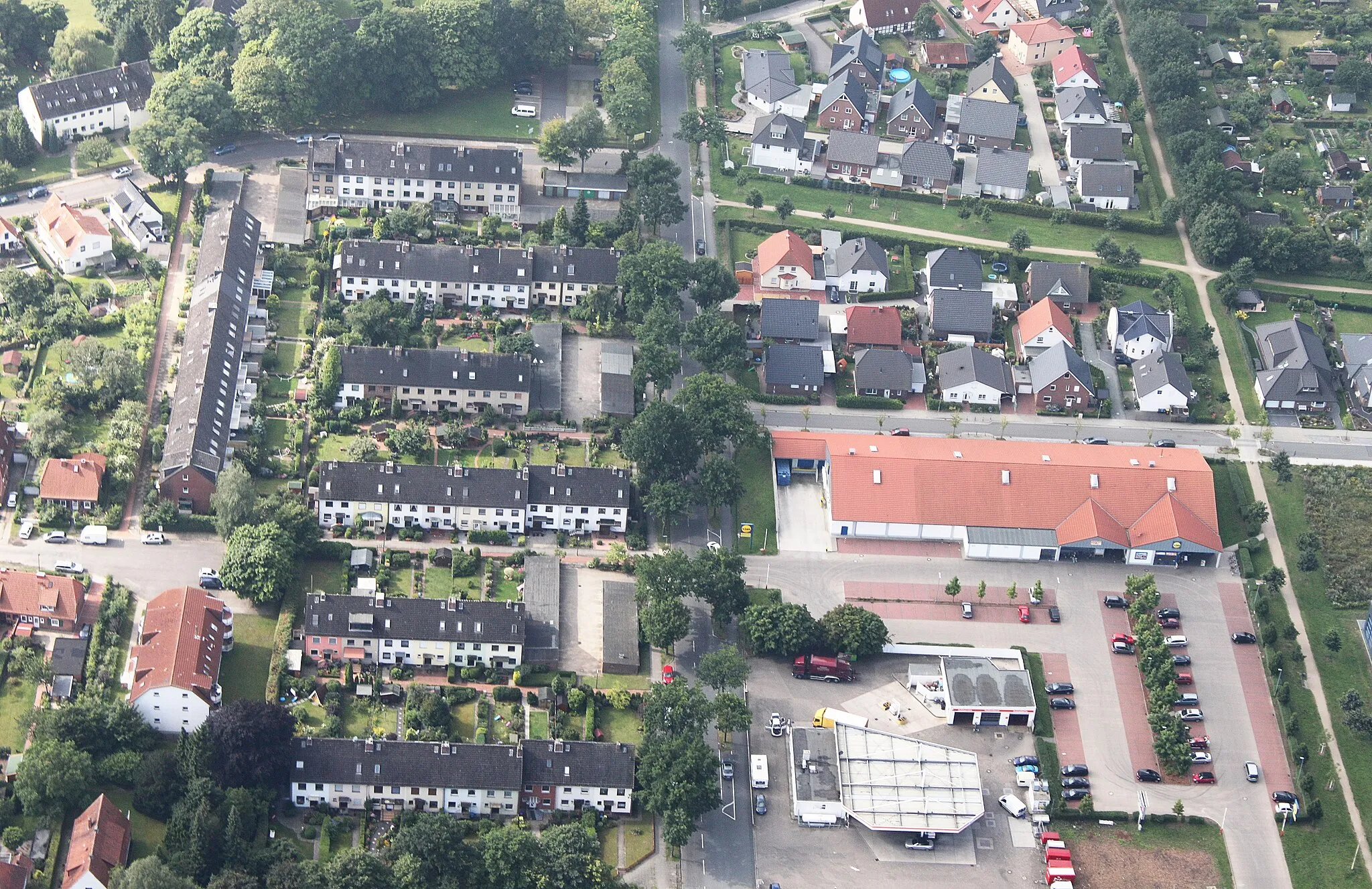 Photo showing: Luftaufnahme Bremen; entlang der A1 (auf der Südseite)  vom Bremer Kreuz bis zum Weserpark (Blick aus der linken Flugzeugseite)  - Kreisen über dem Bremer Kreuz und überdem Weserpark