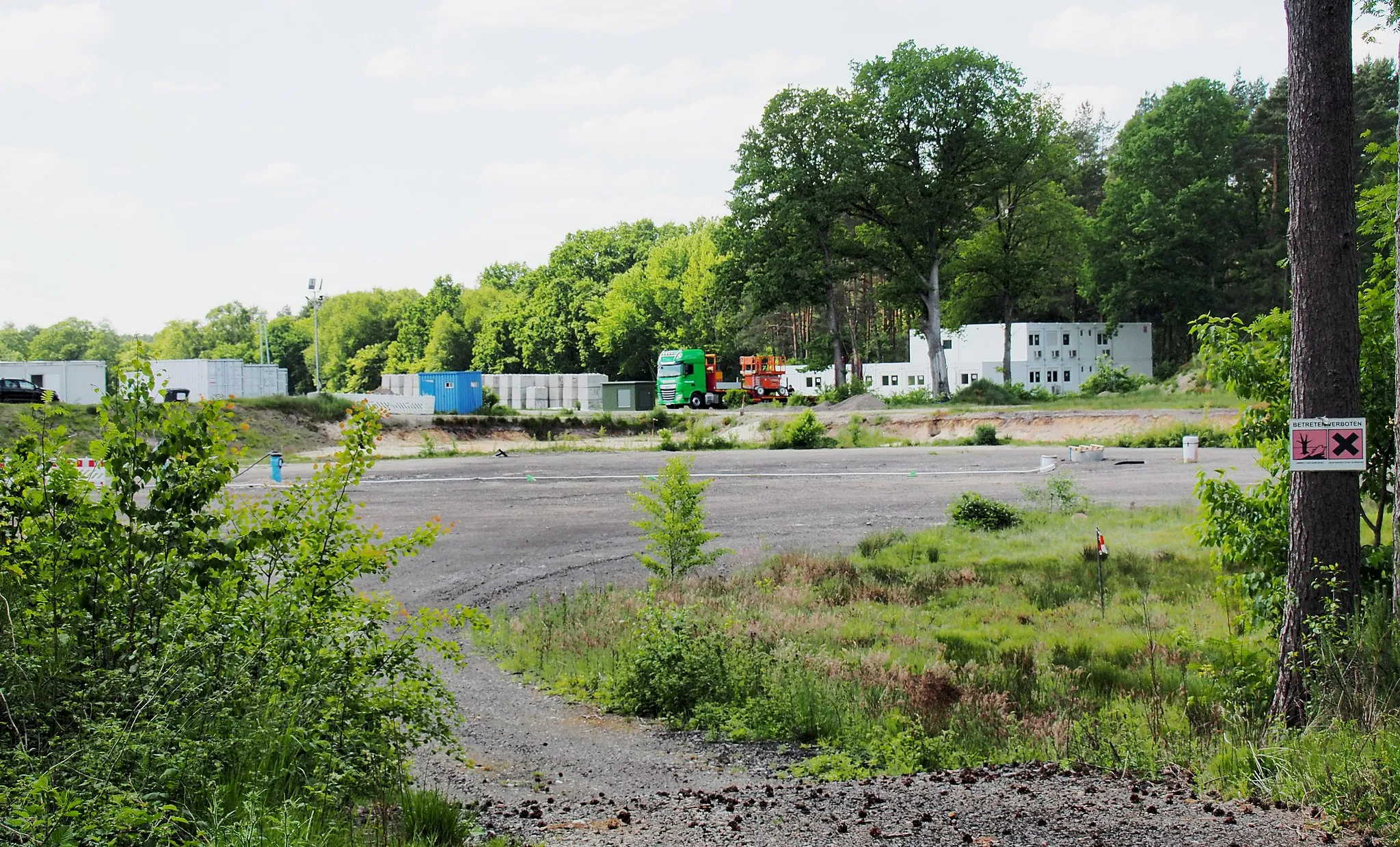 Photo showing: Dethlinger Teich Zweckbauten am Rande der Grube