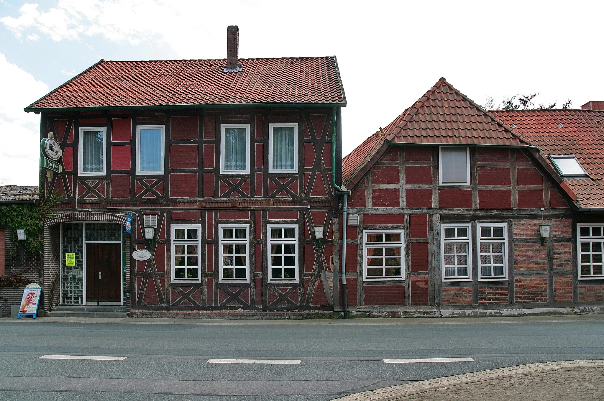 Photo showing: Fachwerkbau "Gasthaus zur Post" in Schwüblingsen (Uetze), Niedersachsen, Deutschland