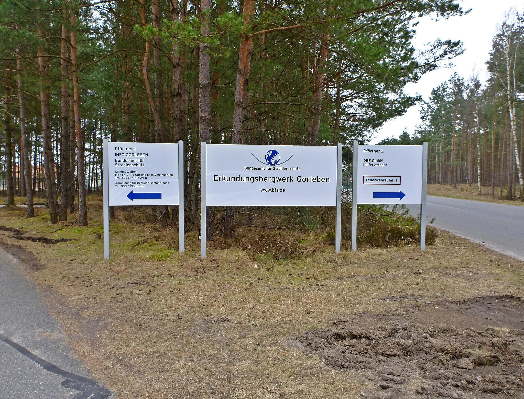 Photo showing: Signs at the Erkundungsbergwerk Gorleben operated by the German Federal Office for Radiation Protection