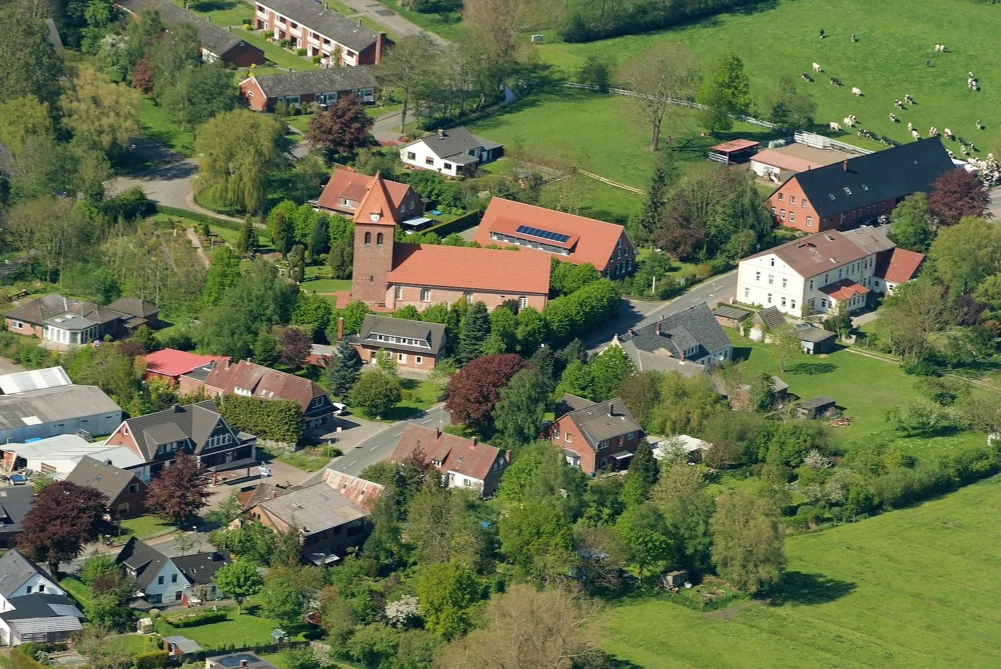 Photo showing: St. Georg-Kirche in Spieka (Nordholz), Kennziffer 35.204.000.003 GKS Gruppendenkmal Wurster Straße 100, 27637 Nordholz-Spieka
Fotoflug vom Flugplatz Nordholz-Spieka über Bremerhaven, Wilhelmshaven und die Ostfriesischen Inseln bis Borkum